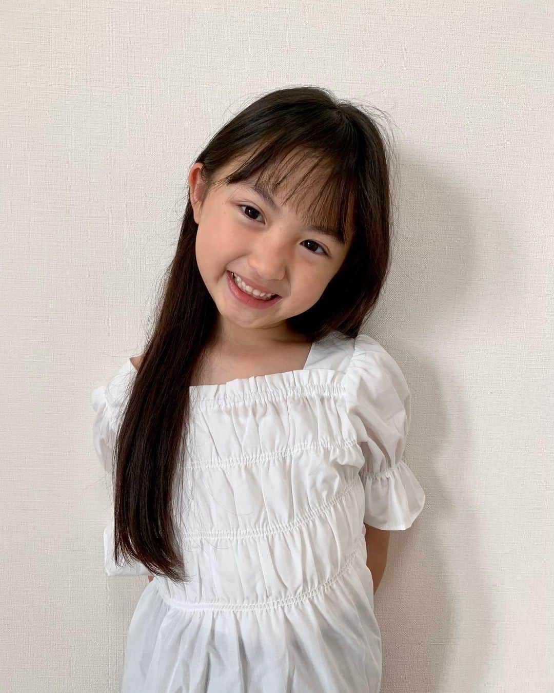 satomiのインスタグラム：「🤍🤎  このトップス大人っぽくて 気に入ってます☺️✨✨ @tiny_manon_kids  @grbirthday   この土日はいいお天気で最高〜☀️  明日は雨で延期にした 楽しみなお出かけの日なので 子供たちを早く寝かせようと！ 公園で走り回らせて 19時過ぎにはベッドに来られたのに ふたりが寝たの21時🥲  長かった😇😇😇  わたしも家事を終わらせて早く寝よ🙆🏻‍♀️  tops #バースデイ #tinymanon  pants #しまむら #terawearemu   #7歳 #小学生 #小学生女子 #小2 #小学2年生 #プチプラコーデ #淡色コーデ #夏コーデ」