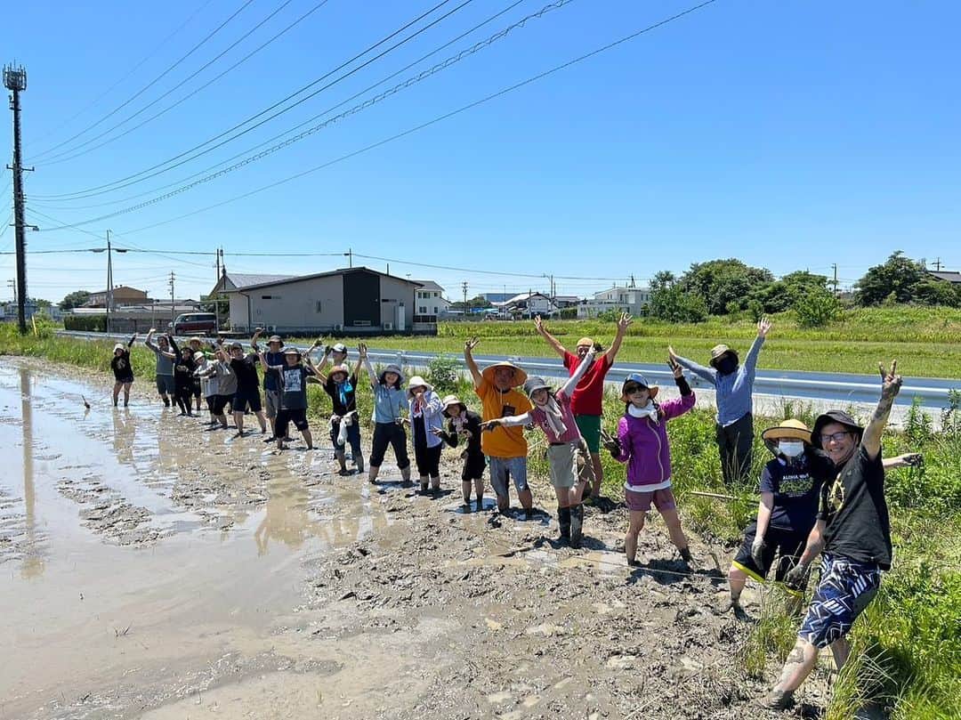 熊谷真実さんのインスタグラム写真 - (熊谷真実Instagram)「みんなで田植え。  最高のお天気！ 一列になって苗を植えました。  田んぼに足を入れて入って気持ちよかったです  みんなで水路で足を洗いました。  #スマイルベリーファーム  #浜北 #佐伯泰人 #田植えしました #熊谷真実」6月17日 21時15分 - mami_kumagai310