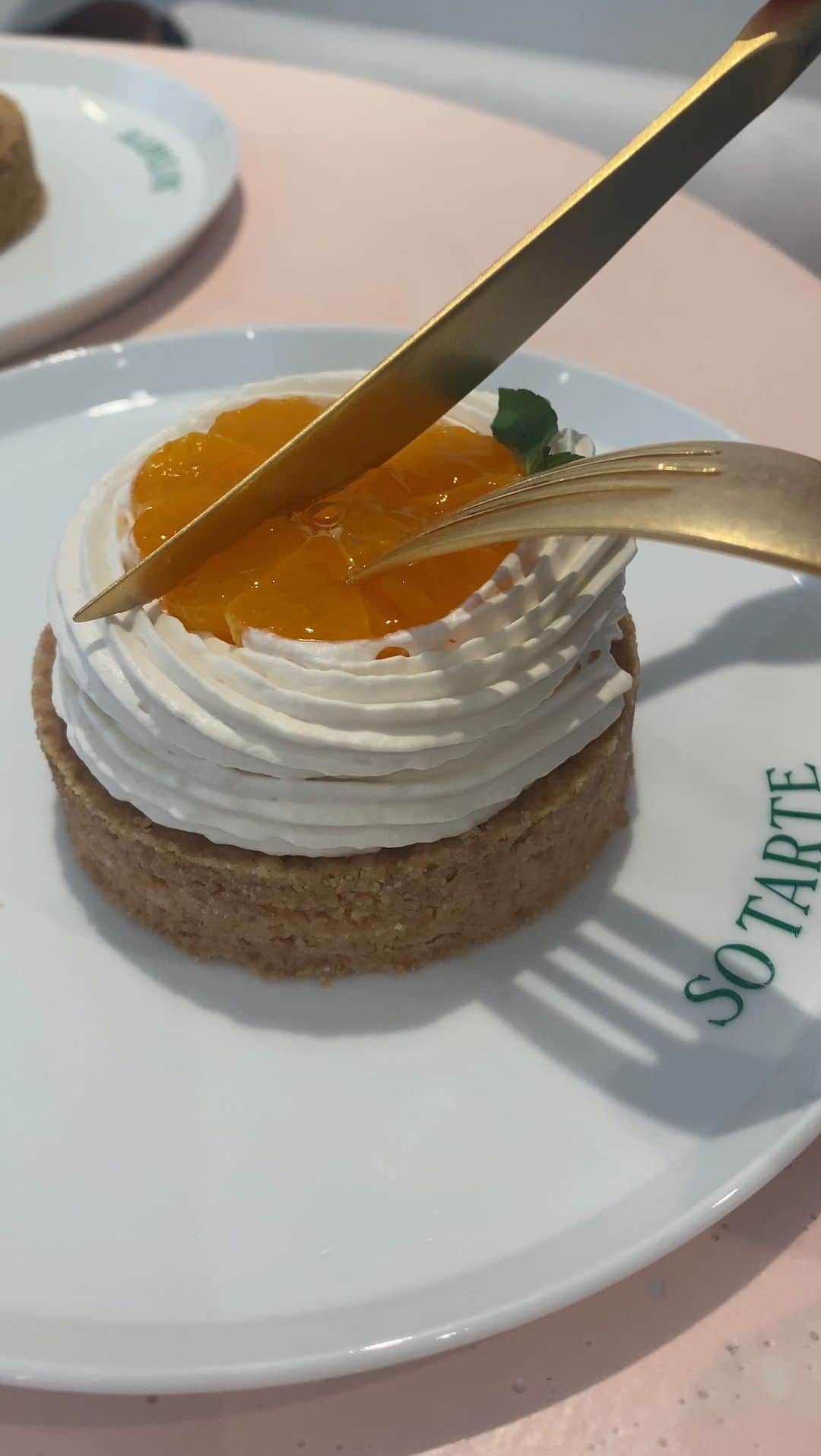のインスタグラム：「ヴィーガンタルト専門店「SO TARTE」が、6月17日（土）表参道にグランドオープン！ 乳、卵、小麦不使用で、新鮮なフルーツをたっぷり使ったタルトが楽しめます。カフェでは、系列店 @haganorganiccoffeeのオーガニックコーヒーや、ナチュラルワインを提供。もちろんテイクアウトもおすすめ！  SO TARTE 表参道店 住所／東京都港区北青山3-10-14 1F 営業時間／11:00〜19:00 定休日／月曜 ※6月17日（土）オープン ※祝日の場合は営業  #numerotokyo #magazine #mode #fashion #art #culture #beauty #lifestyle #people #photo #tokyo  @sotarte_ #sotart @fruitsandseason #fruitsandseason」