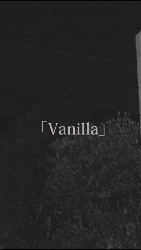 菊地瑛仁のインスタグラム：「なんとなんと初の「Vanilla」 っていう曲作ってみました。 初めて曲作るなら恋愛作ってみたいって思いで作ってみました👍  テーマは''僕と君''2人の恋愛曲です 皆にもあるあるな要素沢山歌詞に込めました。 電話かけたのにミスったごめんって言って会話始めたりするよね、、？  ８時に送るっていうのが不器用なりの僕の愛らしくて作りました 君の心みたいに恋愛で出来た心の傷って本当に辛いよね… 両思いなのになかなか付き合わない所とか、良いですよね笑アオハル。！最後には君に好きって言ってもらってのHAPPYENDです。  君と僕2人がよく聞くはVanillaって歌詞にあるけどそれがこの曲です😌あとちなみにVanillaにした理由は Vanillaってつまらないとか面白くないって意味があって僕っぽいなっておもってつけました🫠  3時間で作りました。クオリティは許してください。 Spotifyに恐らく配信されるはずなので聞いてくださいね」
