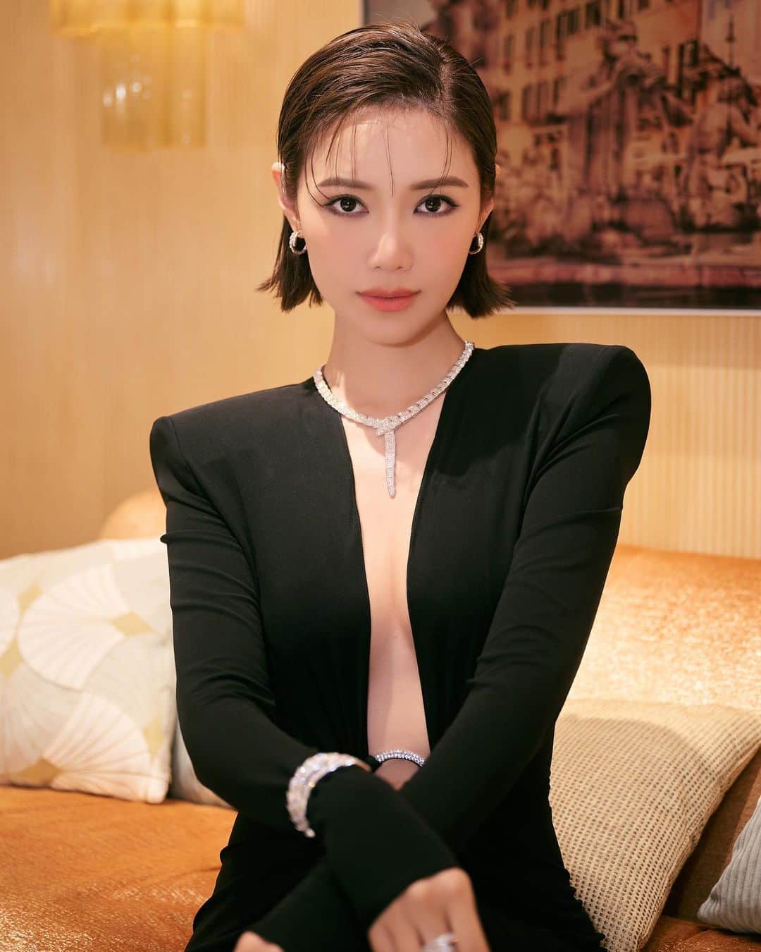 Elva Niのインスタグラム：「The grand opening of @bulgari at one peking road was truly inspiring and elegant Thank you for having me 🖤  #BVLGARI #BVLGARIHK #BvlgariHighJewellery #BvlgariJewellery #Serpenti #Serpentine #SerpentiForever #Parentesi #BVLGARIOnePekingRoad #MagnificenceNeverEnds #StarsInBvlgari   Hair @singsing113  Dress @luisaviaroma @alexandrevauthier」