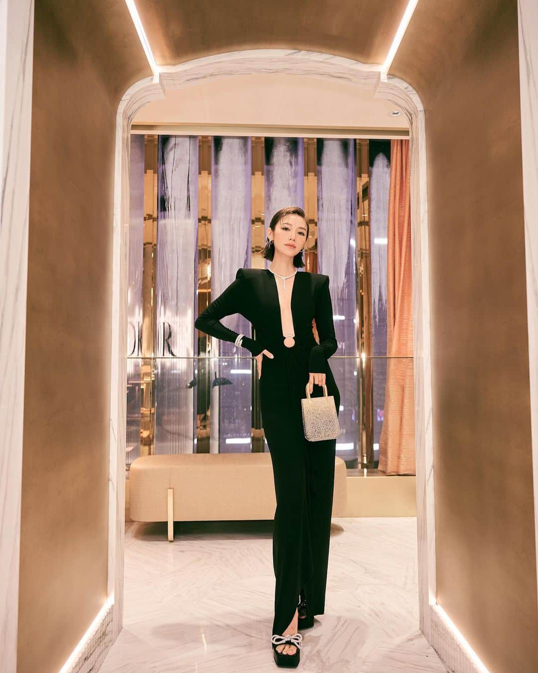 Elva Niさんのインスタグラム写真 - (Elva NiInstagram)「The grand opening of @bulgari at one peking road was truly inspiring and elegant Thank you for having me 🖤  #BVLGARI #BVLGARIHK #BvlgariHighJewellery #BvlgariJewellery #Serpenti #Serpentine #SerpentiForever #Parentesi #BVLGARIOnePekingRoad #MagnificenceNeverEnds #StarsInBvlgari   Hair @singsing113  Dress @luisaviaroma @alexandrevauthier」6月17日 21時25分 - misselvani