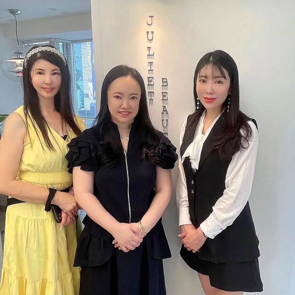 今堀恵理のインスタグラム：「釜山旅行中に『ジュリエットビューティー』  @juliet_beauty_jp  でアートメイクもしたよ✨   こちらは雑誌やメディアで多数取り上げられてる @juliet__choi 先生がしてくれます✨ スピーディーで上手い❤  私はリップとアイラインをしました✨ リップは10分、アイラインは1分、で出来上がる‼️ 麻酔と鎮静の時間を入れても40分でできるのです  場所も西面のロッテホテルやロッテ百貨店からすぐの場所です  旅行中にさっと有名アーティストによるアートメイク💄 オススメです  お値段もお手頃です  是非予約して行ってみてね  #釜山アートメイク #釜山美容 #西面 #釜山女子旅 #julietbeauty #韓国眉アートメイク #韓国アートメイク」