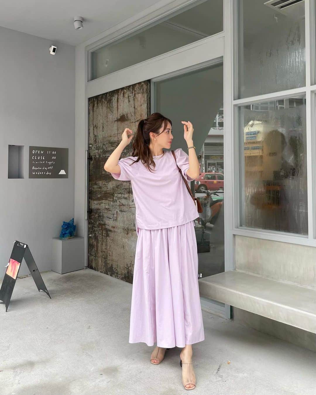 のインスタグラム：「とっても綺麗なラベンダーカラーのブラウスとスカート🌸 @norc.jp   上品かつトレンド感のあるボリュームスリーブブラウスと、同素材のナイロンランダムタックスカートは なんとUVカット、撥水、接触冷感、透湿性（水分を逃がす・蒸れにくい）の機能が付いているという優れもの🥹　  この間行った沖縄旅行で雨に降られましたが、さらっとしていてシワにならないし 雨ジミにならないし優秀すぎました🥹  #norc #ノーク」