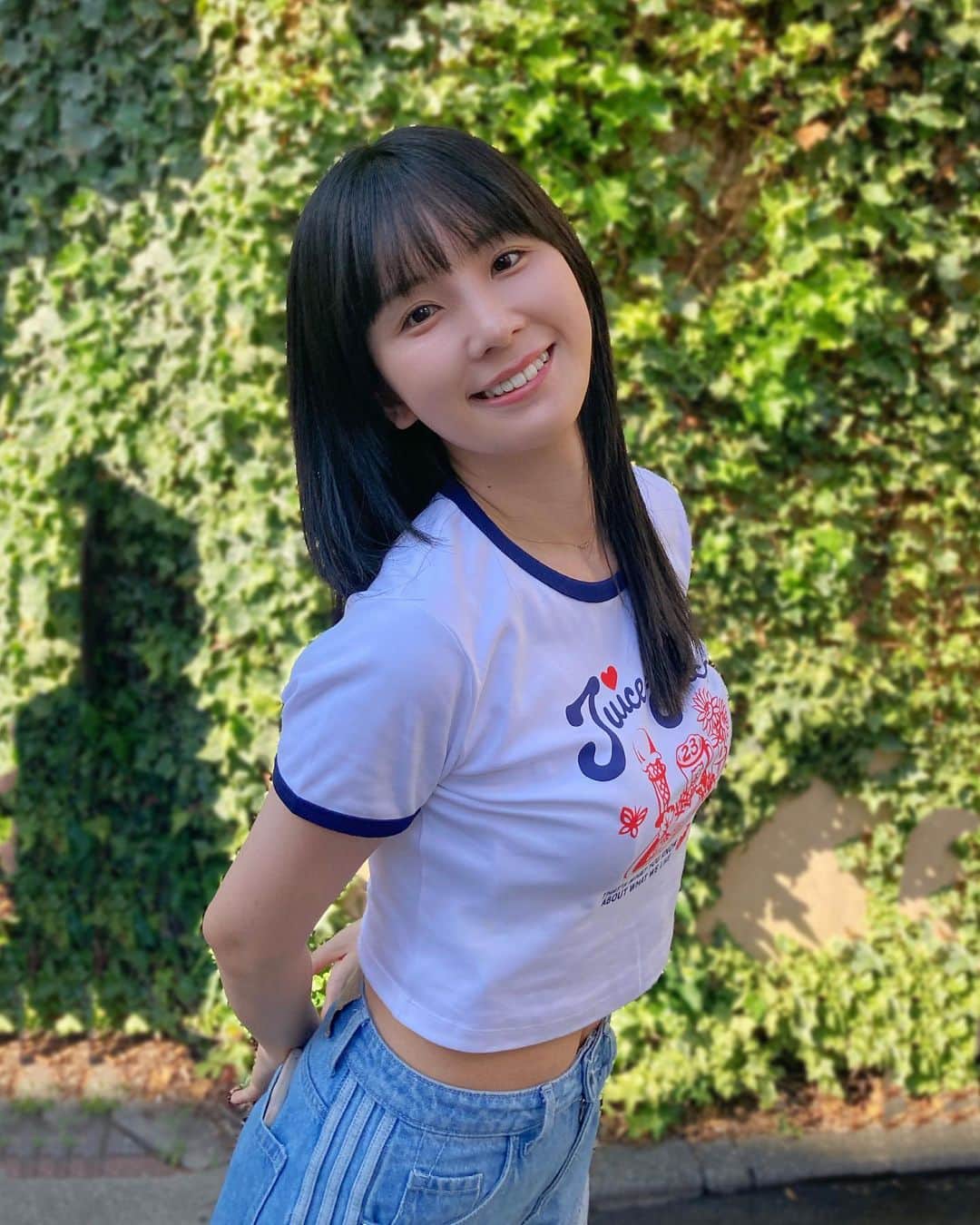 のインスタグラム：「早速着てみた🍹😆💗2枚目は動画です〜  ハロプロさんとGUのコラボTシャツ！ これはJuice=Juiceさんのもの！ 私は163センチでSサイズにしました！試着して決めた！✨  夏やけぇチビTシャツが最初に着たかったのです🫶おへそ見えちゃうけども！  あ、ちなみにおへそはですね、、、ボトムを選べば見えないようにも出来るのでそこを懸念されてる方も是非ですよ(こっそり)(決して回し者ではありませんが……)   #他にもゲットしたけぇ着るの楽しみ🥰  #gu_for_all #ハロプロguコラボ #helloproject さん🫶 #gu #guコーデ #ootd  #portrait #japanesegirl #ig_japan #followme #bodymake ⁡#人像攝影 #健康美 #彼女 #日本的 #ビジョビ #道重佐保 #michishigesaho」