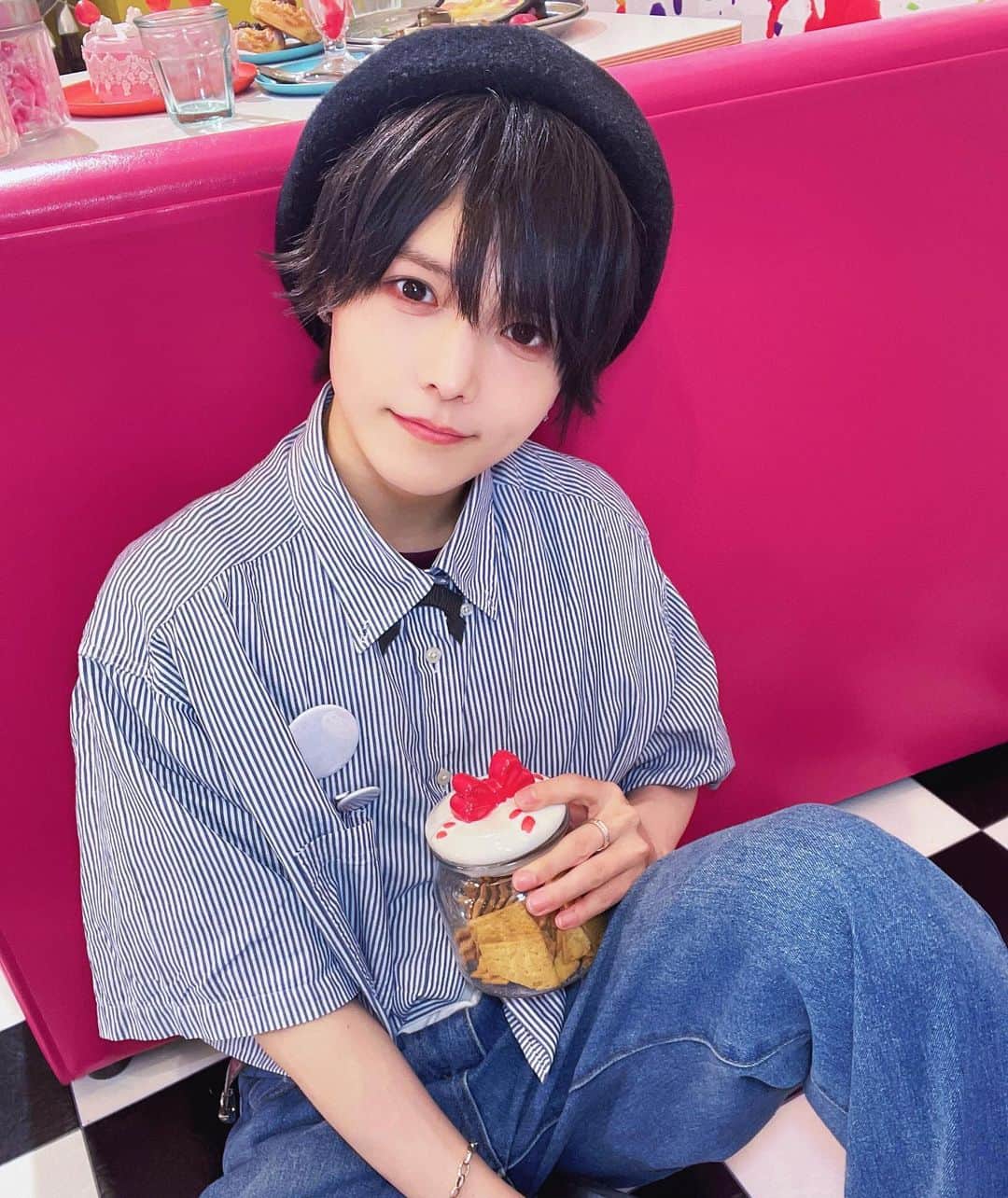 島貫勇士のインスタグラム：「みんなに内緒で食べちゃお？ ・ ・ ・ #ポートレート  #メンズアイドル #アイドル #かわいい #かっこいい #自撮り界隈 #両目界隈 #雰囲気男子 #雰囲気好き #メン地下  #メンズメイク #メンズヘア #あざと男子 #彼氏感 #彼女目線  #l4l #instagood #Instagram #selca #selfie #instalike #follow #followme #japaneseboy #japanboy」