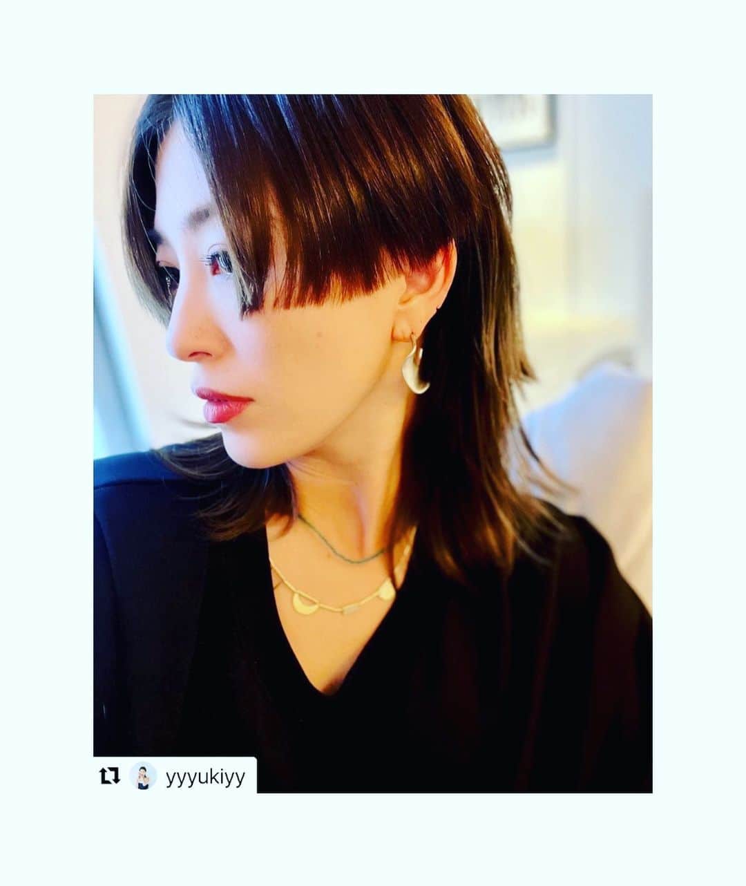 のインスタグラム：「#Repost @yyyukiyy with @use.repost ・・・ 髪の毛着々の伸びているし、 着々と刈り上がってます✨🤝 クセが出てきて、ストレートアイロンをせずに活かしたセットをする日々です 今回前髪はVにカットしてます  @twiggy_mihomatsuura  @twiggy_tokyo   ありがとうございました🩶  練習着やユニホームにパール好き♡ ピアス、ネックレス共に　 @sh_ki_jp  #accessory#sh_ki#シキ #hair#ミディアムヘアー」