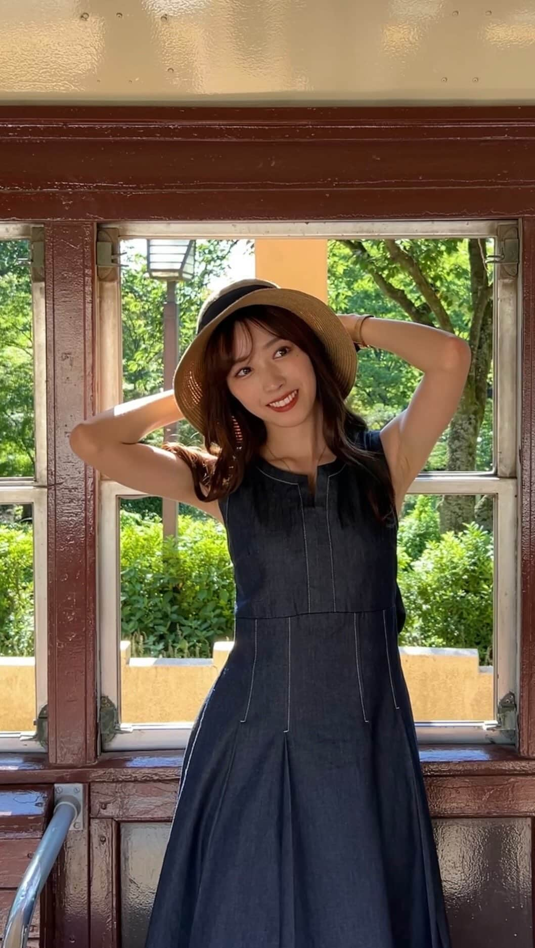 依田奈波のインスタグラム：「🍉  久々にカメラマンの友人と撮影へ行ってきたので 動画も撮ってもらいました☀️  暑いのは得意ではないですが 夏のイベントは大好きなのでこれからとても楽しみ〜❤︎  #夏コーデ #夏ネイル #夏ワンピ #麦わら帽子 #ノースリーブワンピ #ノースリーブ」