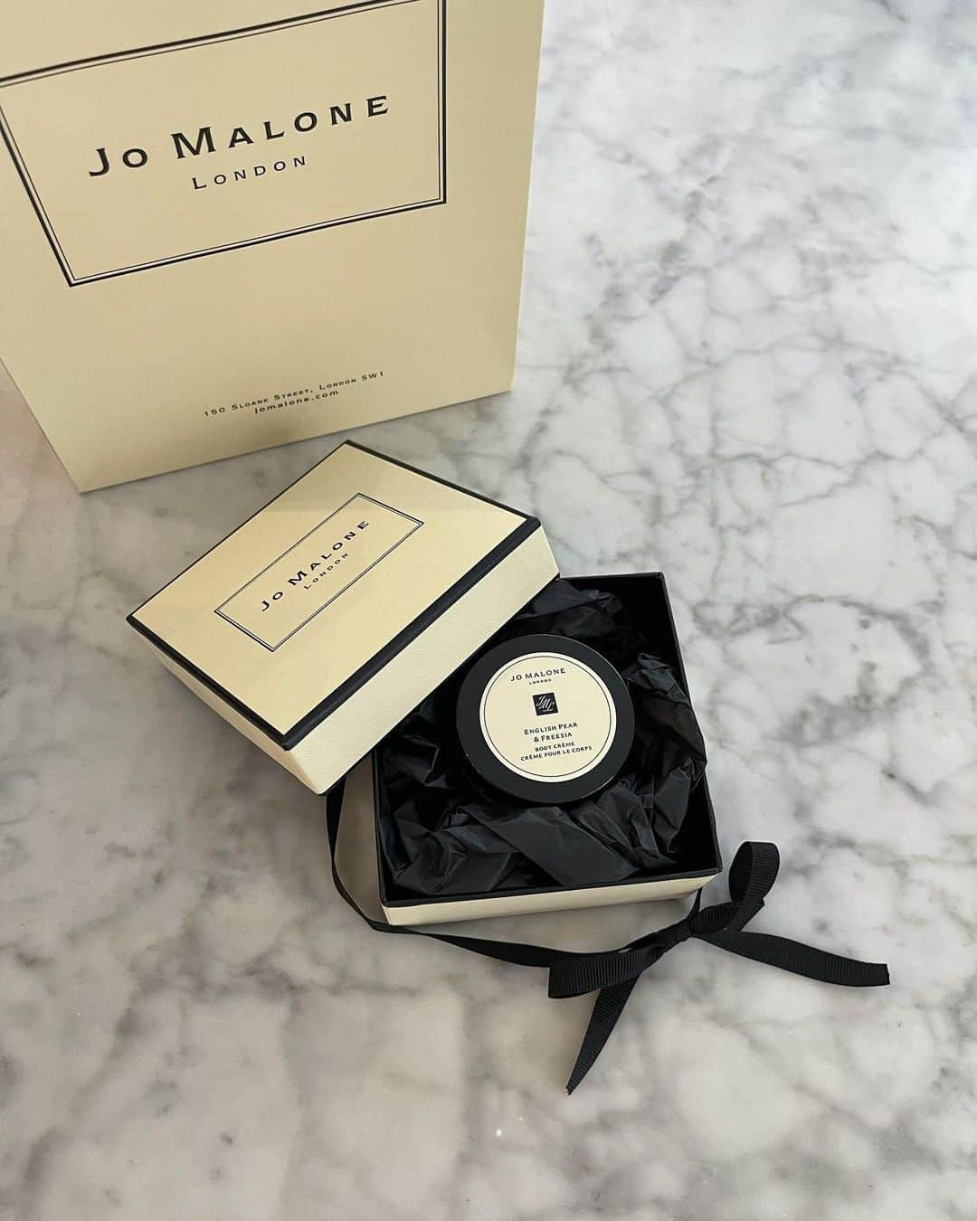 𝗔𝗜のインスタグラム：「. @jomalonelondon  . ちあきちゃんにお誕生日に いただいたボディクレーム🫧 . とってもいい香りで、癒されてる☺️ . バッグに入れるにもぴったりサイズで 夏の旅行にもっていく〜♡ . ちあきちゃんありがとう🫶🏻 . . #jomalone #ボディクレーム #癒しの香り #スキンケア #お風呂上がりに #癒しの時間 #誕生日プレゼント #バイラーズ #同期#baila_magazine #読者モデル #2児ママ」