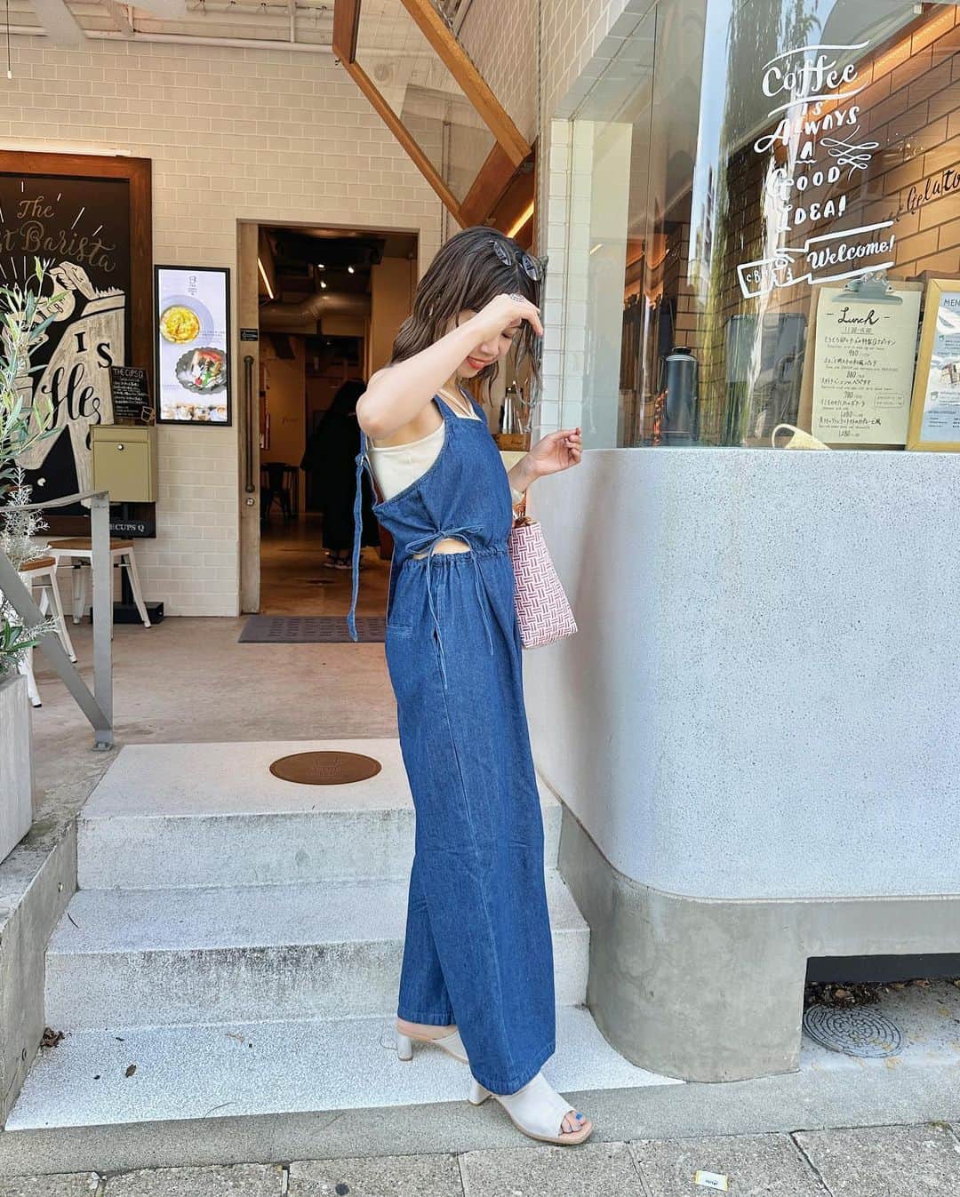 katomari. カトマリのインスタグラム：「サロペット3days失礼します。笑 ちなみにこちらは別のサロペ💁🏻‍♀️  昨日のランチの様子と共に🍴 名古屋店からすぐのTHE CUPSにてこなっちゃんと☕️ パスタ食べました🍝♡  この時着てたのがカットアウトサロペットのデニムver！ 前のよりも腰回りさらにゆったりしてるように感じました✨ デニムなのに分厚くなくて、 より着やすく快適になりました♡  こなっちゃんのお気に入りショットと 姉妹感あると噂のツーショット載せておきます👭 (みやびにしか言われてない笑)  #Kastane #Kastane_salopette  #夏コーデ #夏服コーデ #トレンドコーデ  #ミディアムボブ #ミディアムヘア #ミディアムヘアアレンジ  #パーマ風巻き髪 #高身長コーデ #高身長女子 #骨格ナチュラル  #カスタネ #30代コーデ #アラサーコーデ #サロペットコーデ #サロペット  #デニムコーデ #デニムサロペット  #お出かけコーデ #ノースリーブ #カゴバッグ」