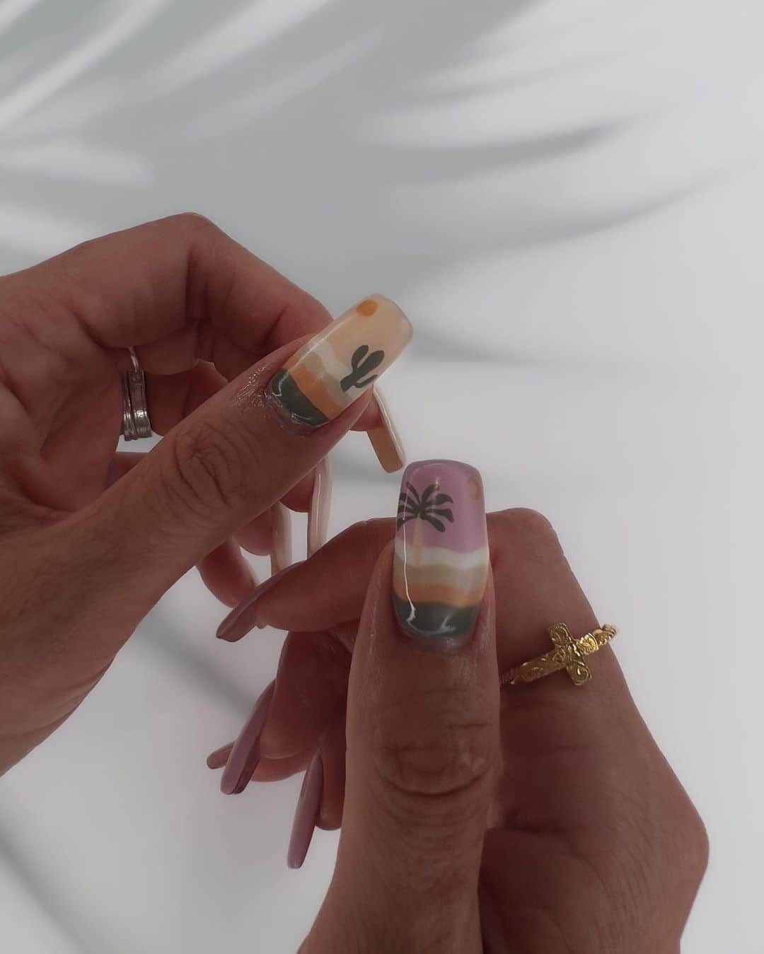 のインスタグラム：「NEW NAIL ARTᝰ✍🏼🎨 久しぶりの手描きアート♡ ずっとやりたいデザイン貯めてきてやっとできたの！ ・ 可愛すぎる🌵🌞🌴🌙 ・ いつも色んなトレンドデザインやってくれる器用なネイリストさん @lieu_plie  @ennanails_  ・ 親指に好きなデザイン詰め込んでもらったよ！ ごちゃつかないように他の指はシンプルに💅🏾 ・ ・ 手描きアートもニュアンスネイルも どんなデザインも希望通りに仕上げてくれるからめっちゃおすすめネイリストさんだよ♡ ・ ・ ・ #nail  #nailart  #naildesign  #naildesigns  #summernails  #summernail2023  #handdrawnart  #ネイルデザイン  #ネイル  #トレンドネイル  #ネイルアート  #ネイルサロン  #カジュアルネイル  #夏ネイルデザイン  #手描きネイル  #手元くらぶ  #手元クラブ」