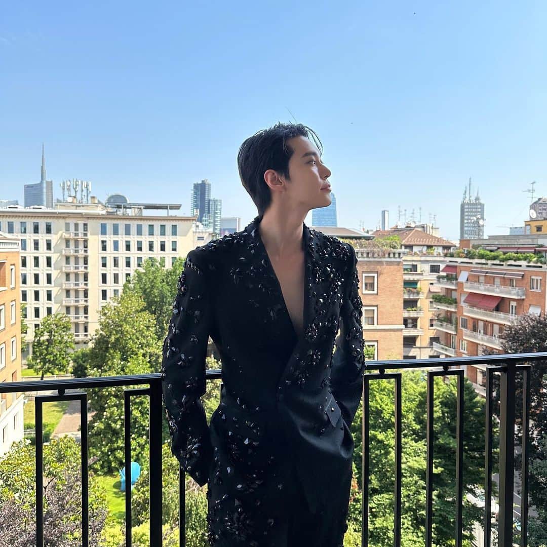 NCTさんのインスタグラム写真 - (NCTInstagram)「#DOYOUNG   #도영 @do0_nct  #DOYOUNGxDG #DGxDOYOUNG  #DOYOUNGxDGSS24 #DGSS24xDOYOUNG  #DOYOUNGinMILAN #DolceGabbana #돌체앤가바나 @dolcegabbana  #NCT #NCT127」6月17日 21時35分 - nct