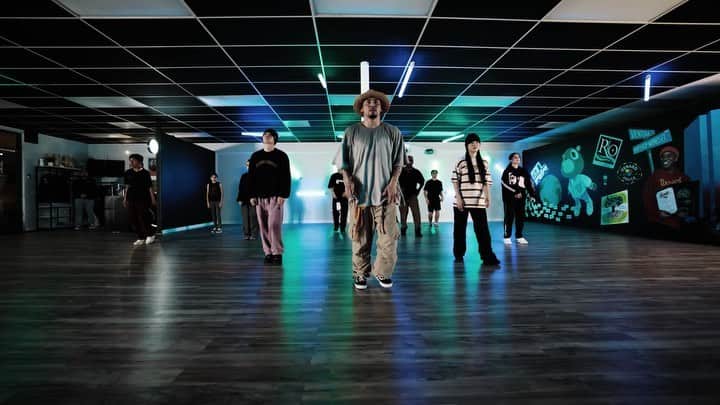 ARU【アル】のインスタグラム：「最近のダンスとか諸々🥀　 結構楽しく過ごしてます、そして膝ぶっ壊してます🦵笑  1) LA class footage🇺🇸 @hiphopmindsetstudio  2) Hong kong class footage🇭🇰 @zeekersdanz  3) @crystalkayofficial リハでのほっこりシーン👩🏽‍🦱🎤 4) @87hana_87 と朝練 @tristan.edpao   #AruSakurada #Dance #Aruchoreo #Japanese」