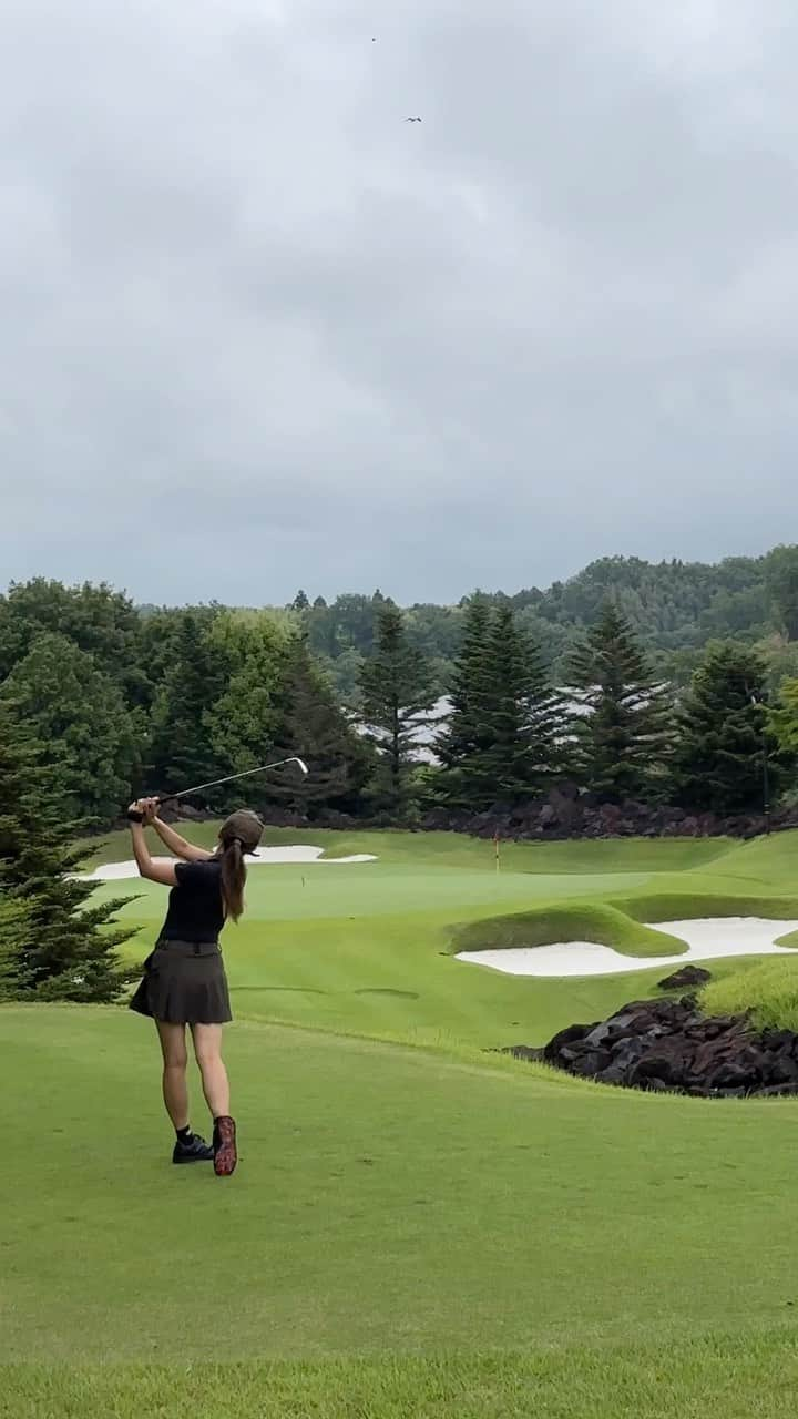 板倉由姫乃のインスタグラム：「⛳️ 吉井カントリークラブ✨‼︎ 少しパラついたけど、全然気にならないレベル☔️ アイアンはJIGENっていうメーカーのに変えた❤️ まじで打ちやすいし、ちょっとミスってもそこまで曲がらないのが好きなポイント！ . . . #アイアン #JIGENアイアン #ゴルフクラブ #ゴルフ #スイング動画 #ゴルフスイング #ママゴルフ #ママゴルファー」