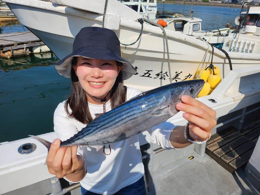 平地真菜のインスタグラム：「ハガツオーーーー！  イサキ釣りのはずだったけど きょうも釣れず😂  でもハガツオが時々フィーバーしてて  このフィーバータイムのおかげで 何日か分のハガツオが釣れました✨  ハガツオはブルブルっ！ って引きが楽しいですね！！  きょうは釣り部に 大型新人が体験入部していたのですが まさかまさかの結果となりました🤩  みんなとの写真は追々アップします🤳✨  それでは！ おやすみなさい〜😴  #slj #スーパーライトジギング #長崎釣り #釣り部 #釣り女子 #ハガツオ #気象予報士 #オフショア #釣果」