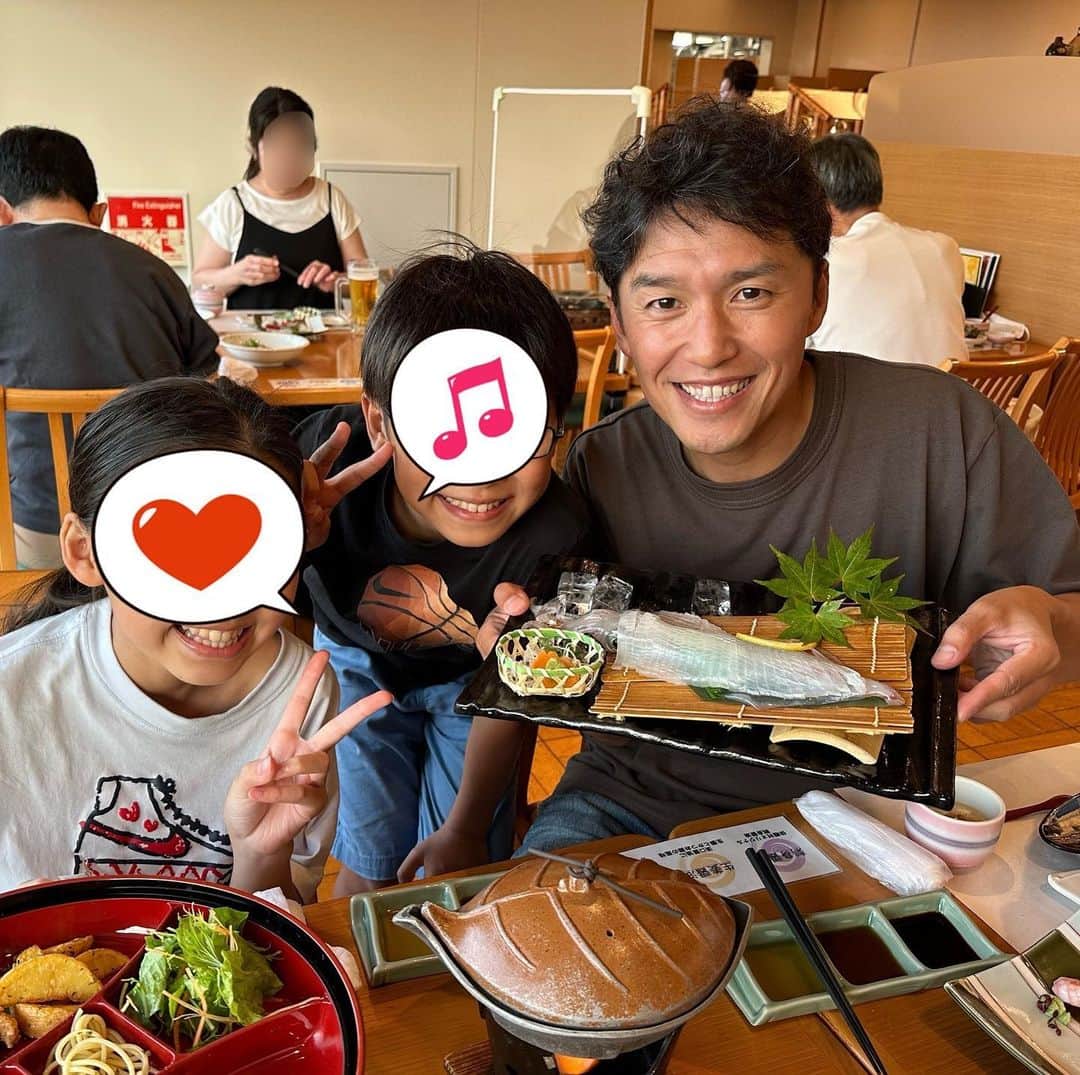 のインスタグラム：「・ せやねん！終わってから 早速来ちゃいました♪  子ども2人連れて 休暇村竹野海岸！  やっぱり剣先イカの活き造り、 美味しかったし、 ゲソの天ぷらまで 食べきれないほどのボリューム！  温泉も花火も楽しんで大満足♪  子どものリクエストで借りた サウンドオブミュージック、 車中で見ながら （聞きながら？）来たけど 何度見てもやはり名作。  3人並んで今寝たら 寝つき早っ！  #休暇村竹野海岸」