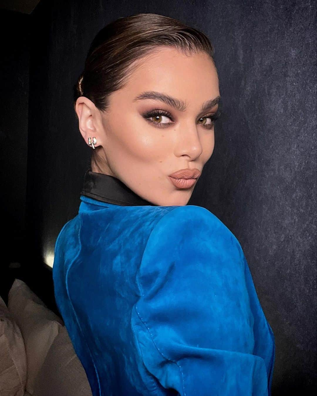 Carolina Gonzalezさんのインスタグラム写真 - (Carolina GonzalezInstagram)「🖤H A I L E E💙 Reunited with my💙 @haileesteinfeld  Stylist @robzangardi @marielhaenn  Hair @daniellepriano  Assisted by @marianabull74  Nails @nailsbymei  #Makeupbyme @cgonzalezbeauty   #HaileeSteindeld  #CGonzalezBeauty    BREAKDOWN    @111skin  Celestial Black Diamond Eye Cream  Celestial Black Diamond Serum  Celestial Black Diamond Cream    @armanibeauty  Luminous Silk Concealer 4, 4.5  Luminous Silk Foundation 5  Luminous Silk Glow Liquid Bronzer in 90  Luminous Silk Glow Setting Powder 2, 4  Lip Power 102  Eye Tints 10, 11, 12, 99    @westmanatelier  Contour Stick in Biscuit    @anastasiabeverlyhills  Brow Freeze  Brow Wiz in Medium Brown」6月17日 21時55分 - cgonzalezbeauty