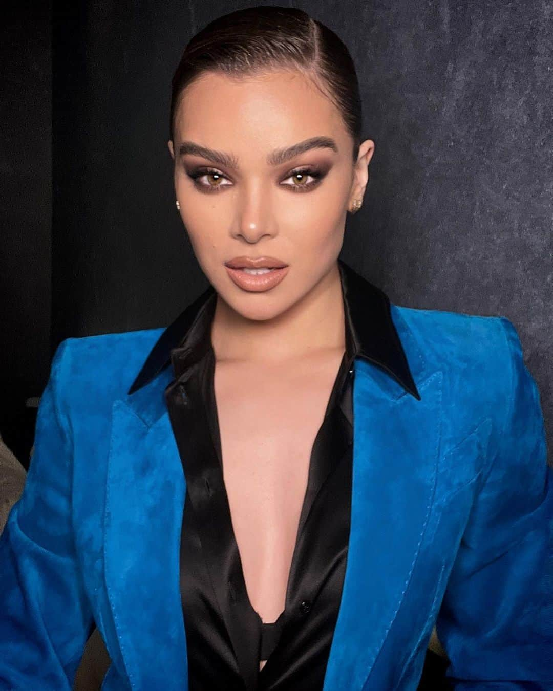 Carolina Gonzalezさんのインスタグラム写真 - (Carolina GonzalezInstagram)「🖤H A I L E E💙 Reunited with my💙 @haileesteinfeld  Stylist @robzangardi @marielhaenn  Hair @daniellepriano  Assisted by @marianabull74  Nails @nailsbymei  #Makeupbyme @cgonzalezbeauty   #HaileeSteindeld  #CGonzalezBeauty    BREAKDOWN    @111skin  Celestial Black Diamond Eye Cream  Celestial Black Diamond Serum  Celestial Black Diamond Cream    @armanibeauty  Luminous Silk Concealer 4, 4.5  Luminous Silk Foundation 5  Luminous Silk Glow Liquid Bronzer in 90  Luminous Silk Glow Setting Powder 2, 4  Lip Power 102  Eye Tints 10, 11, 12, 99    @westmanatelier  Contour Stick in Biscuit    @anastasiabeverlyhills  Brow Freeze  Brow Wiz in Medium Brown」6月17日 21時55分 - cgonzalezbeauty