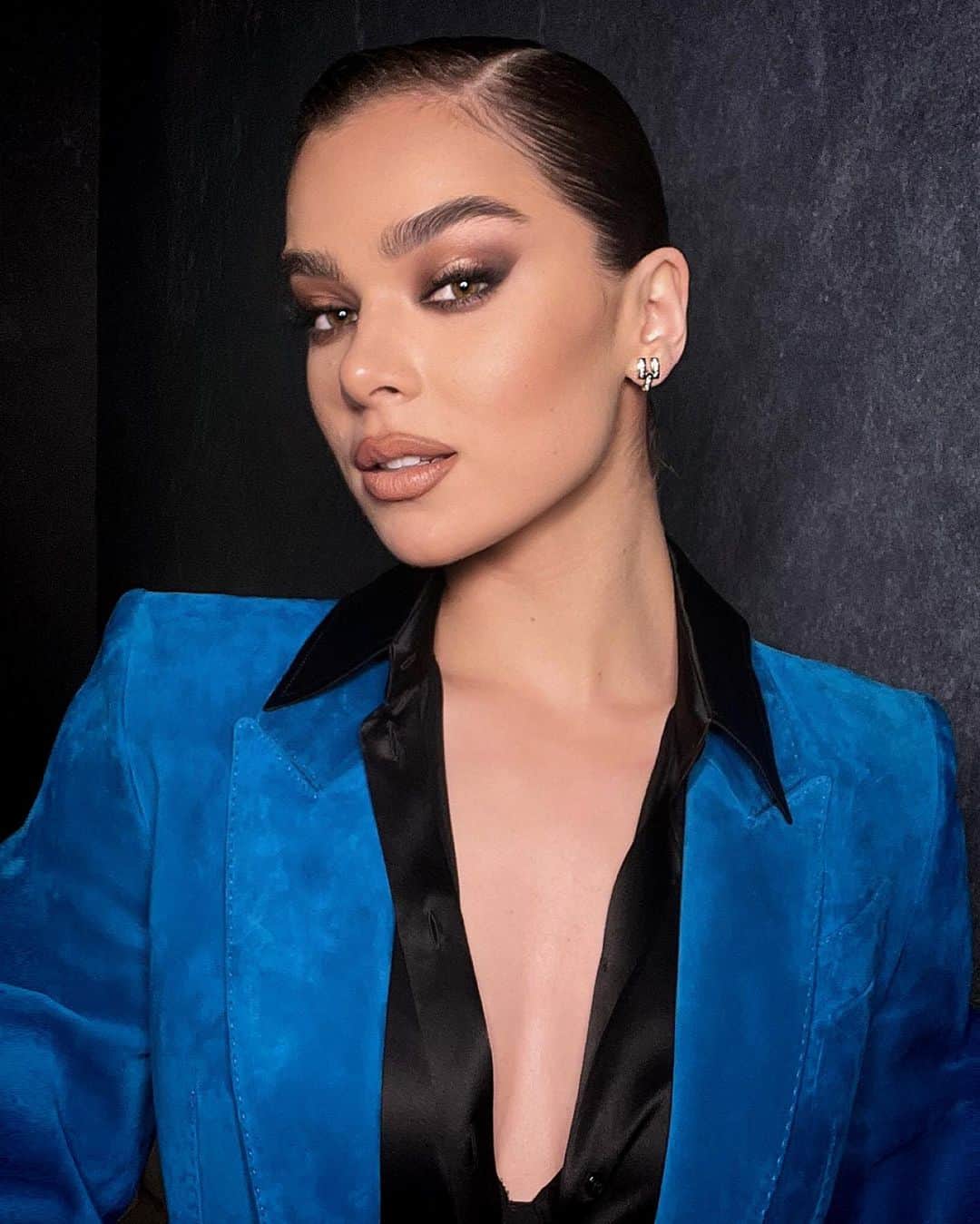 Carolina Gonzalezのインスタグラム：「🖤H A I L E E💙 Reunited with my💙 @haileesteinfeld  Stylist @robzangardi @marielhaenn  Hair @daniellepriano  Assisted by @marianabull74  Nails @nailsbymei  #Makeupbyme @cgonzalezbeauty   #HaileeSteindeld  #CGonzalezBeauty    BREAKDOWN    @111skin  Celestial Black Diamond Eye Cream  Celestial Black Diamond Serum  Celestial Black Diamond Cream    @armanibeauty  Luminous Silk Concealer 4, 4.5  Luminous Silk Foundation 5  Luminous Silk Glow Liquid Bronzer in 90  Luminous Silk Glow Setting Powder 2, 4  Lip Power 102  Eye Tints 10, 11, 12, 99    @westmanatelier  Contour Stick in Biscuit    @anastasiabeverlyhills  Brow Freeze  Brow Wiz in Medium Brown」