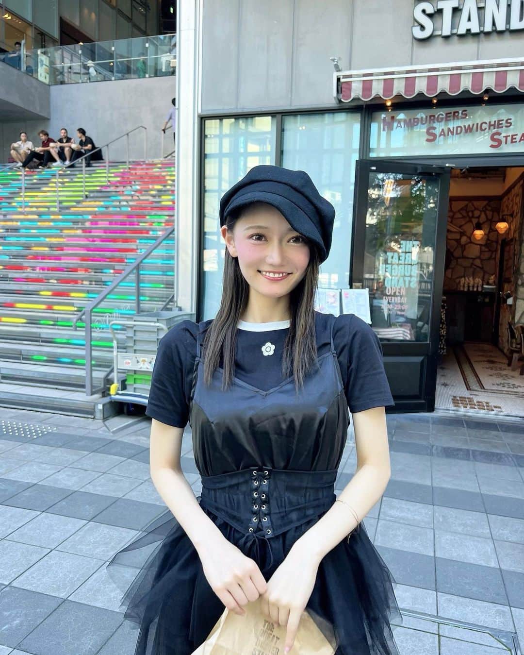 石綿日向子のインスタグラム：「🥐🇫🇷 パリ行きたい…🥹♡ 前髪伸ばす期間入りした 挫折して20年 未だ成功ならず👩🏻‍🦱 @qumerry.official #超絶可愛いワンピ2色GET🤍🩶」