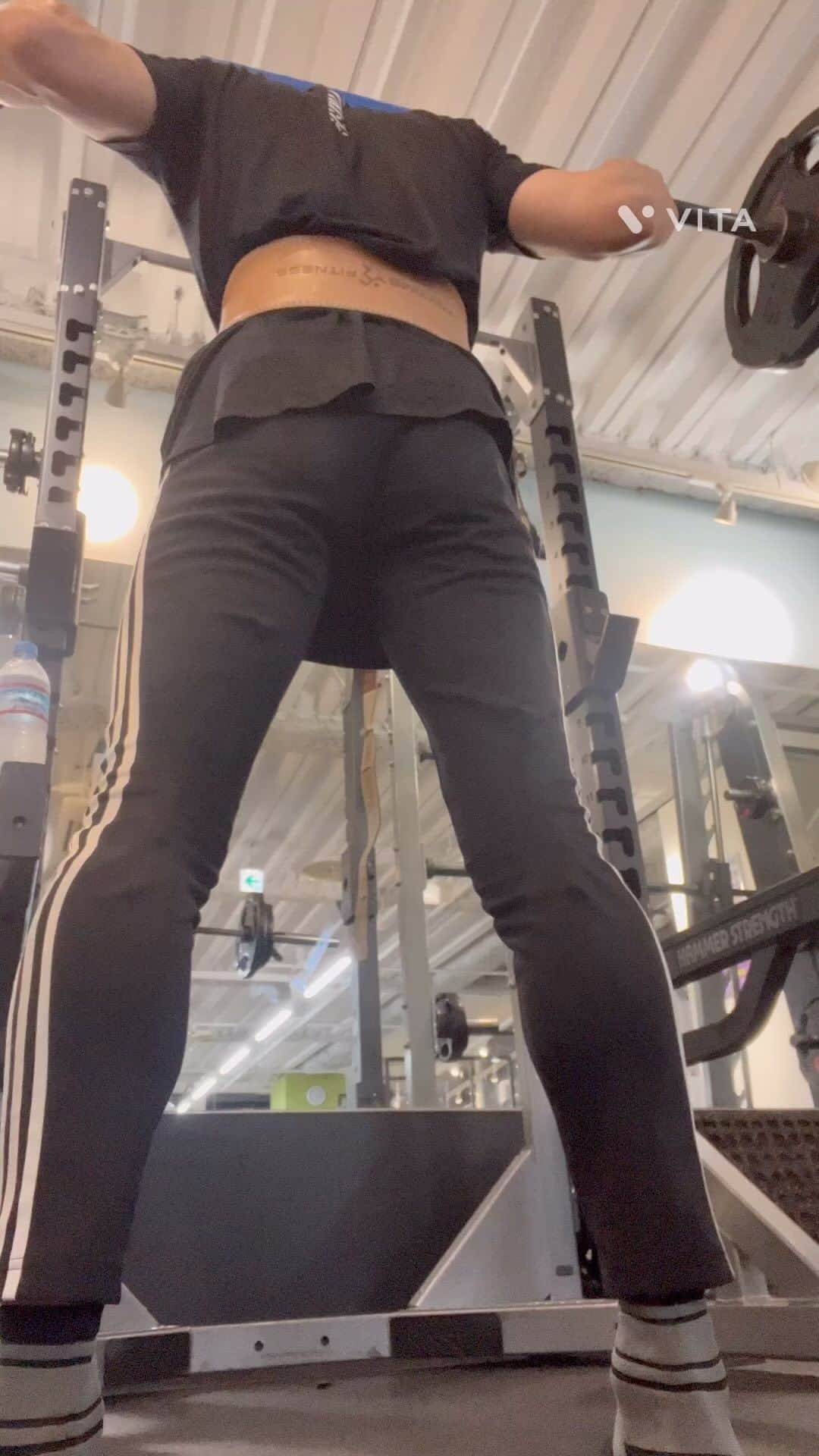 のインスタグラム：「男は黙ってケツの貯筋🍑✨ おやすみなさい💫」