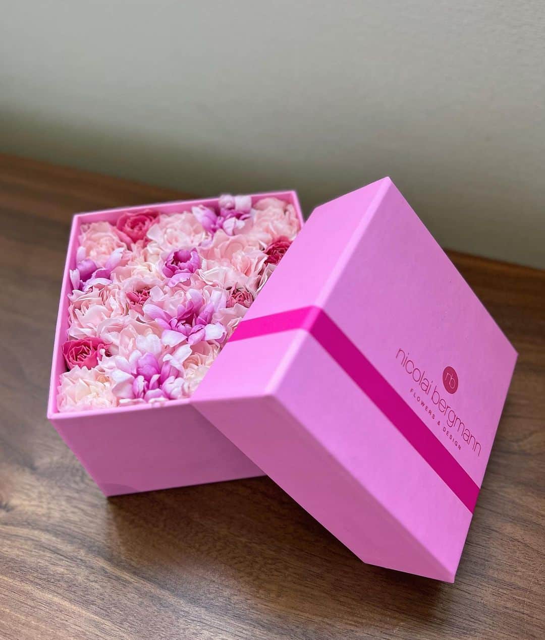 平祐奈のインスタグラム：「💐🩷🤍 どんより曇り空の日も ピッカーンと眩しい日でも 華やかでお花って柔軟性があるね かわいい、おかげで心も華やかです Thank you for @nicolaibergmann   #nocolornofun #nicolaibergmann」