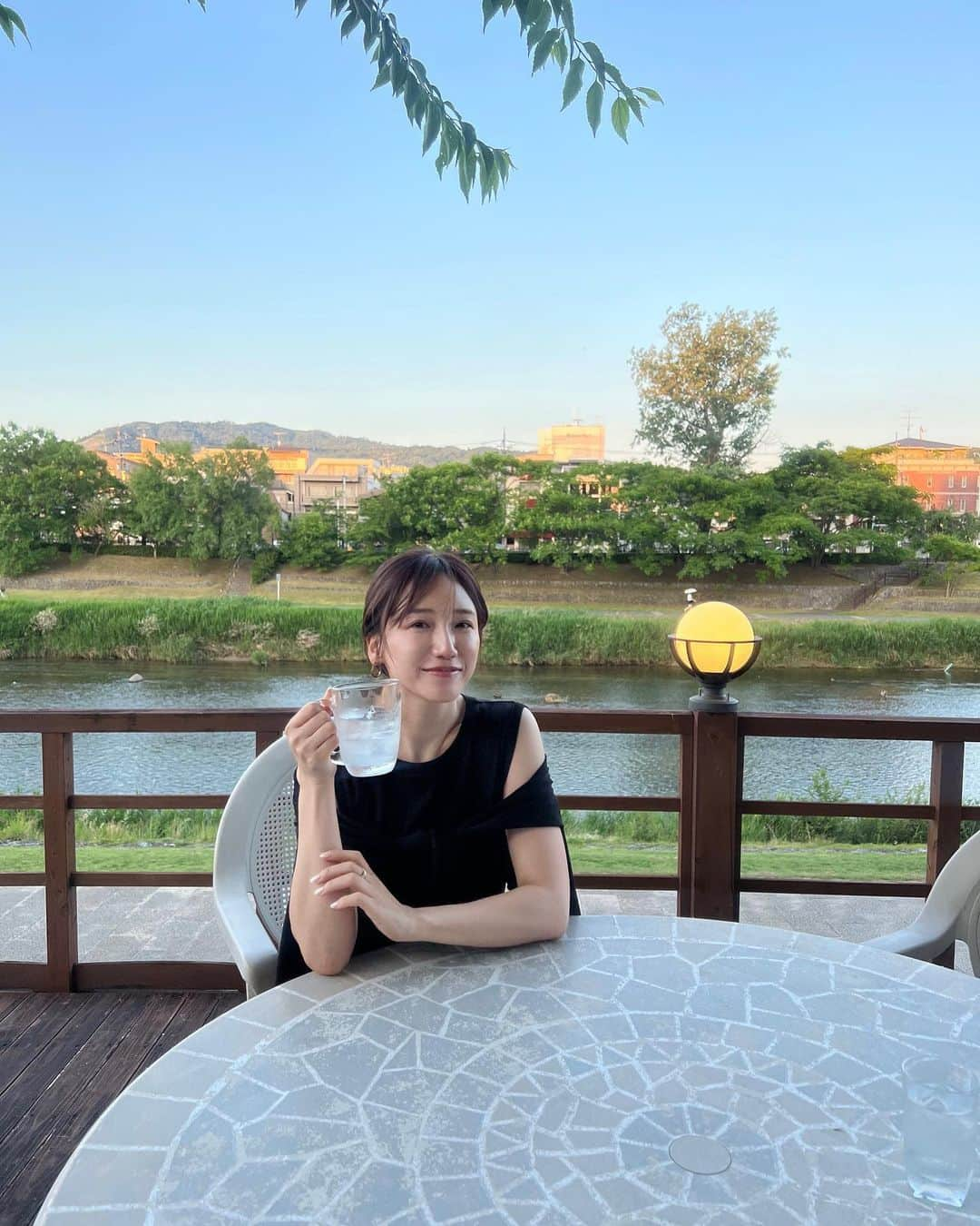 森川侑美さんのインスタグラム写真 - (森川侑美Instagram)「川床🌿🛶🦆🍋  風が気持ちよくって 納涼を楽しみました🎐🩵  19~20時の空の移ろいを はんなり見ながらの アルコールがすすむ...すすむ...🍺🥴  #川床#レモンサワー からのやっぱり#ビール」6月17日 21時52分 - yumi.morikawa322