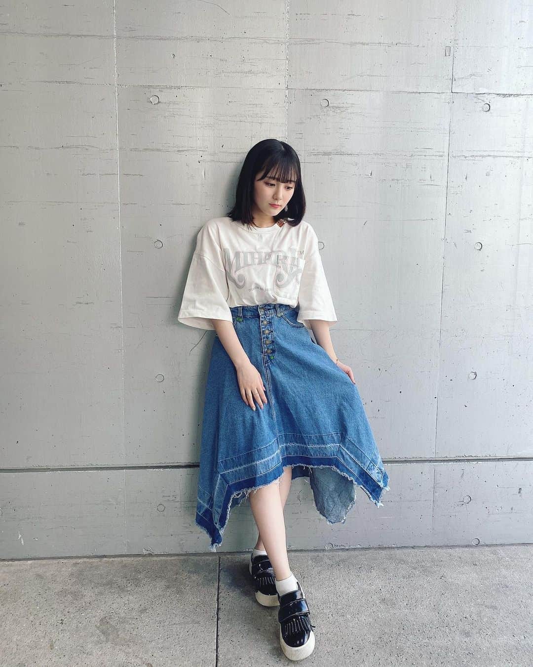 田口愛佳のインスタグラム：「今日のコーデ  #ファッション #デニムスカート  #redyazel #tシャツコーデ」