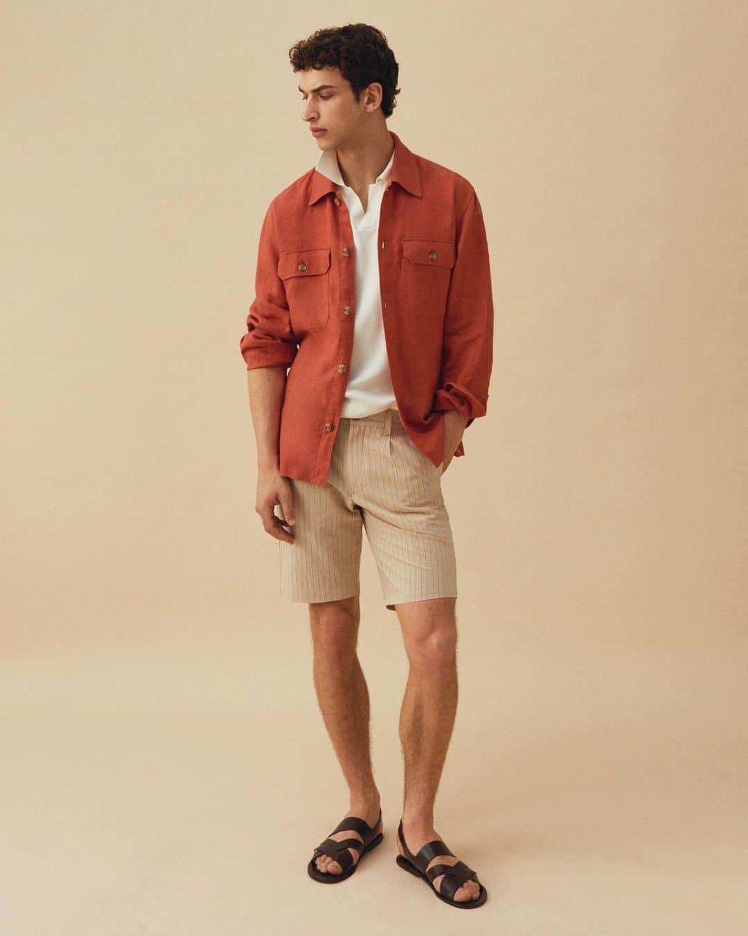 MANGOさんのインスタグラム写真 - (MANGOInstagram)「Sometimes, all you need is a dash of colour 🦞 Discover our latest drop of summer staples, at mango.com.  Overshirt: 57010557  Shorts: 57052503  Sandals: 47074380  #MangoMan」6月17日 21時58分 - mango
