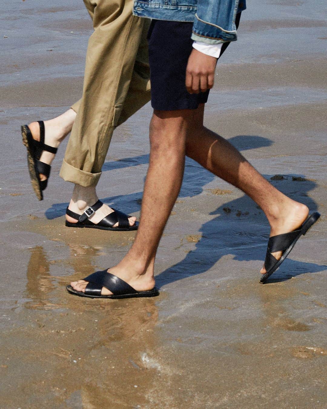 ジェイエムウエストンさんのインスタグラム写真 - (ジェイエムウエストンInstagram)「En sandale ou en mule double V,  dans le cuir noir intemporel coupé, les pas de l’été retrouvés.  __ Retracing the steps of summer with every stride, wearing the timeless sandal or mule double V. #JMWeston #SandalDoubleV #MuleDoubleV」6月17日 22時00分 - jmwestonofficial