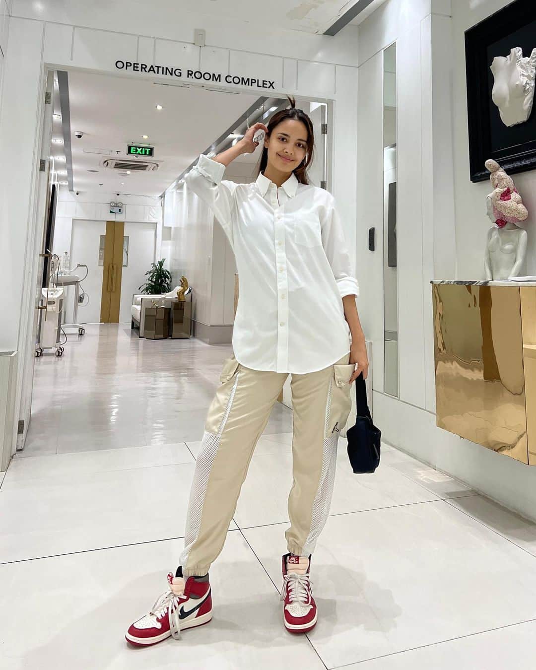 のインスタグラム：「It’s an Aivee Day 💖 back to my routine and I’m gonna try out some new hydrating treatments soon 😍 for now though, I’m doing my favourite Jet Infusion treatment ✨」