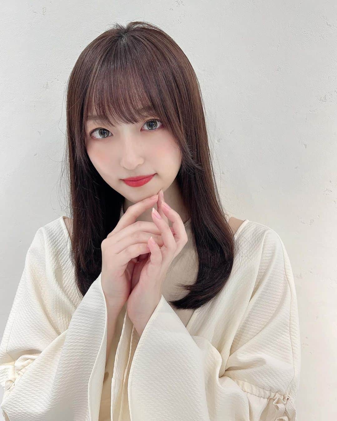 石井陽菜のインスタグラム：「⁡ ⁡ ⁡ 縮毛矯正しました〜☻ 高校生ぶりなんだけど本当にやってよかった！ ⁡ ⁡ 元々少し癖があってまとまりがあんまりよくなくて…ロングにしたら余計気になってたのですがとにかく感動✨ ⁡ ぴんって直毛すぎずにまとまって巻ける アレンジもしやすい髪に＾＾ ⁡ 頭も一回り小さくなったので悩んでる方はぜひ🌷 ⁡ ありがとうございました〜！ @tetsuyama_cho_am   ⁡ ⁡ #巻ける縮毛矯正 #縮毛矯正 #美容院  ⁡ ⁡」