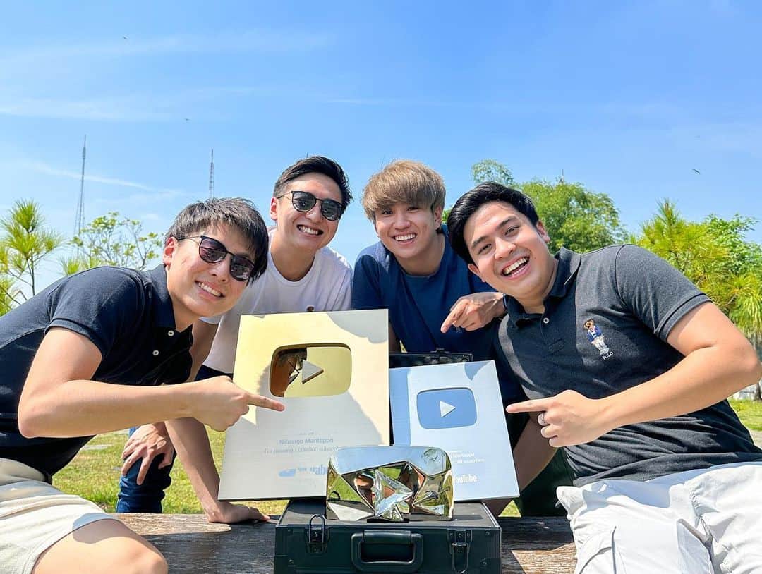 山下智央のインスタグラム：「AKHIRNYAAA bisa ketemu sama DIAMOND PLAY BUTTON 👏  Makasih semuanya selalu mendukung kami👍  Thank you Waseda Boys for being my best friends, youtube partners and part of my life 🇯🇵🇮🇩  Makasih banget keluarga aku juga mendukung my carrier sebagai konten kreator. Tanpa mendukung dari keluargaku pasti gak bisa mencapai 10 juta subscribers dan pengalamn saat ini yang berharga banget 😊  Makasih banget @jehianps dan @mantappucorp for always being there for us!!   LET’S HAVE THE BEST LAST YEAR TOGETHER KELILING DUNIA 🌏   JAA MATANE MANTAPPU JIWA 👋  #nihongomantappu #mantappujiwa #10juta」