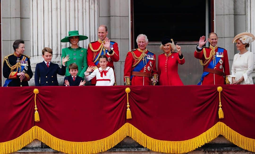 ロイヤル・ファミリーのインスタグラム：「A spectacular flypast of 70 aircraft from @royalnavy, @britisharmy and @royalairforceuk! 🤩  The King and Queen are joined on the balcony of Buckingham Palace by other members of the Royal Family to celebrate His Majesty’s first official birthday.」