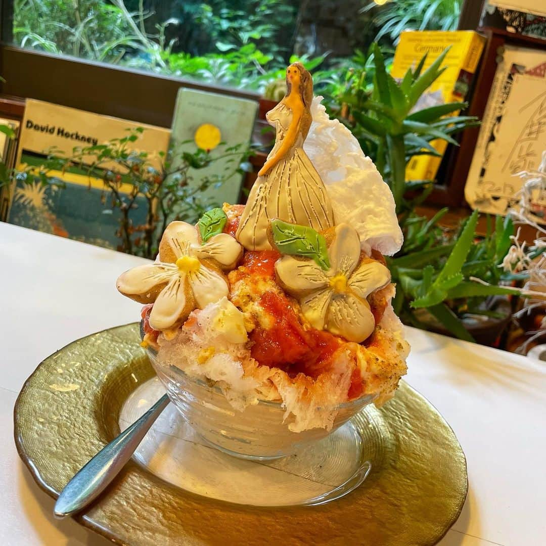 坂東遥さんのインスタグラム写真 - (坂東遥Instagram)「とってもおすすめの かき氷屋さん🍧  上に乗ってるメレンゲみたいなのが 毎回違くてかわいい、、  かき氷屋さんは １人でよく行きます🐕  #かき氷」6月17日 22時22分 - b.haruka1103