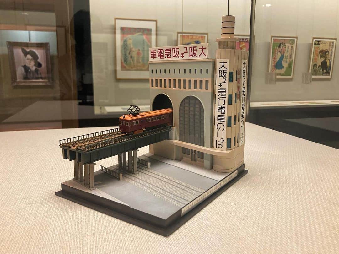 のインスタグラム：「小林一三生誕150年記念の第一弾「阪急昭和モダン図鑑」展、面白かった！  1920〜30年代にかけての、「阪急沿線」におけるモダニズム文化の＂華＂に焦点を当てた展覧会。  宝塚少女歌劇、野球観戦、百貨店、住宅開発、観光、レジャー、ハイキング、、、鉄道と共に人々の近代的生活の様々がちょー飛躍的に形づくられたどえらい時代。  イケイケどんどんの光があれば、その裏にかかえる闇もまた想像せずにはいられない、、、。  ちなみに、この理想郷としての沿線生活を「沿線アラモード（当世風、最新型）」と上手く表現されていた。  残念ながら明日が最終日。このシリーズ企画、第4弾の最後までぜひ観たい！！  https://www.hankyu-bunka.or.jp/itsuo-museum/exhibition/2023/04/14/post_1/003261/  #逸翁美術館 #阪急昭和モダン図鑑 #モダニズム文化 #阪急沿線 #小林一三」