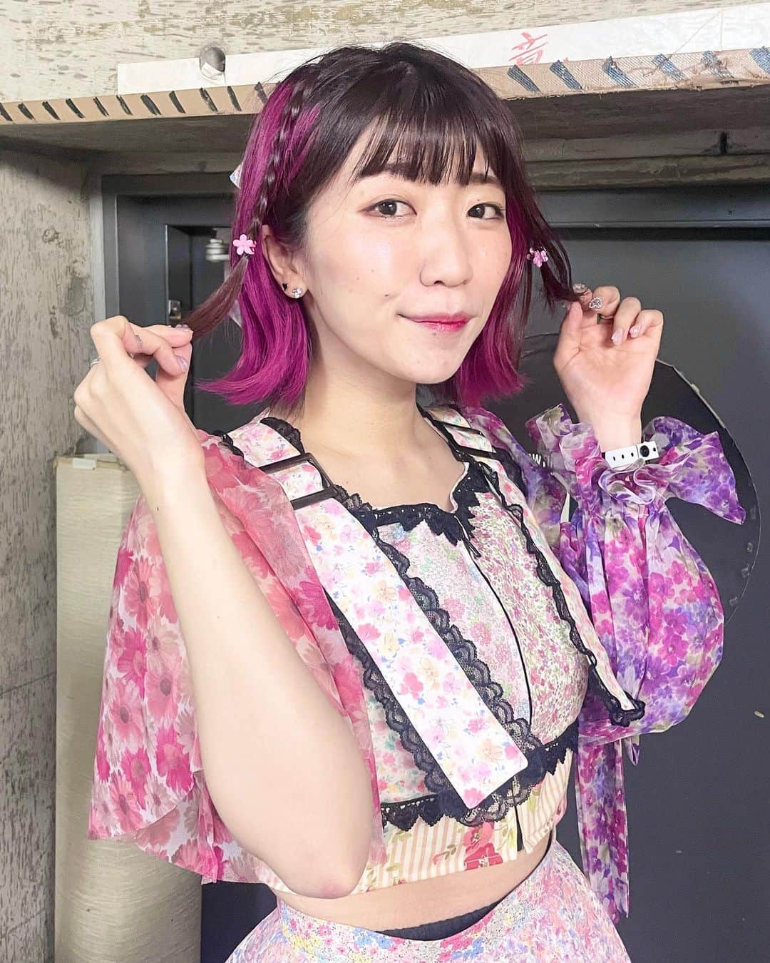 ぱいぱいでか美のインスタグラム：「ぴんくピンクPINK🌸🍑💖 . いつもは月末あたりにヘアメンテ行くこと多いんだけど 土日に向けてってことで昨日行ってきたよん〜🫶🏻 今日早速やついフェスでばっちりピンク注入した姿 見てもらえて嬉しかったです🥰 インナーもピンクばちばちだけど、全体も結構ピンクみあるよ🎀 ちょこっとだけ三つ編みは推しメンがしてたので すぐに真似しました、はい🫡 ボブなんだけど毛量多すぎるので毛の中田さんにやって頂いてます✂️ . #Spica #haircolor #innercolor  #ボブ #ボブアレンジ #でか美ちゃん #やついフェス #楽しすぎた #出番20時なのに #13時からいろいろ見た #ありがとうございました」