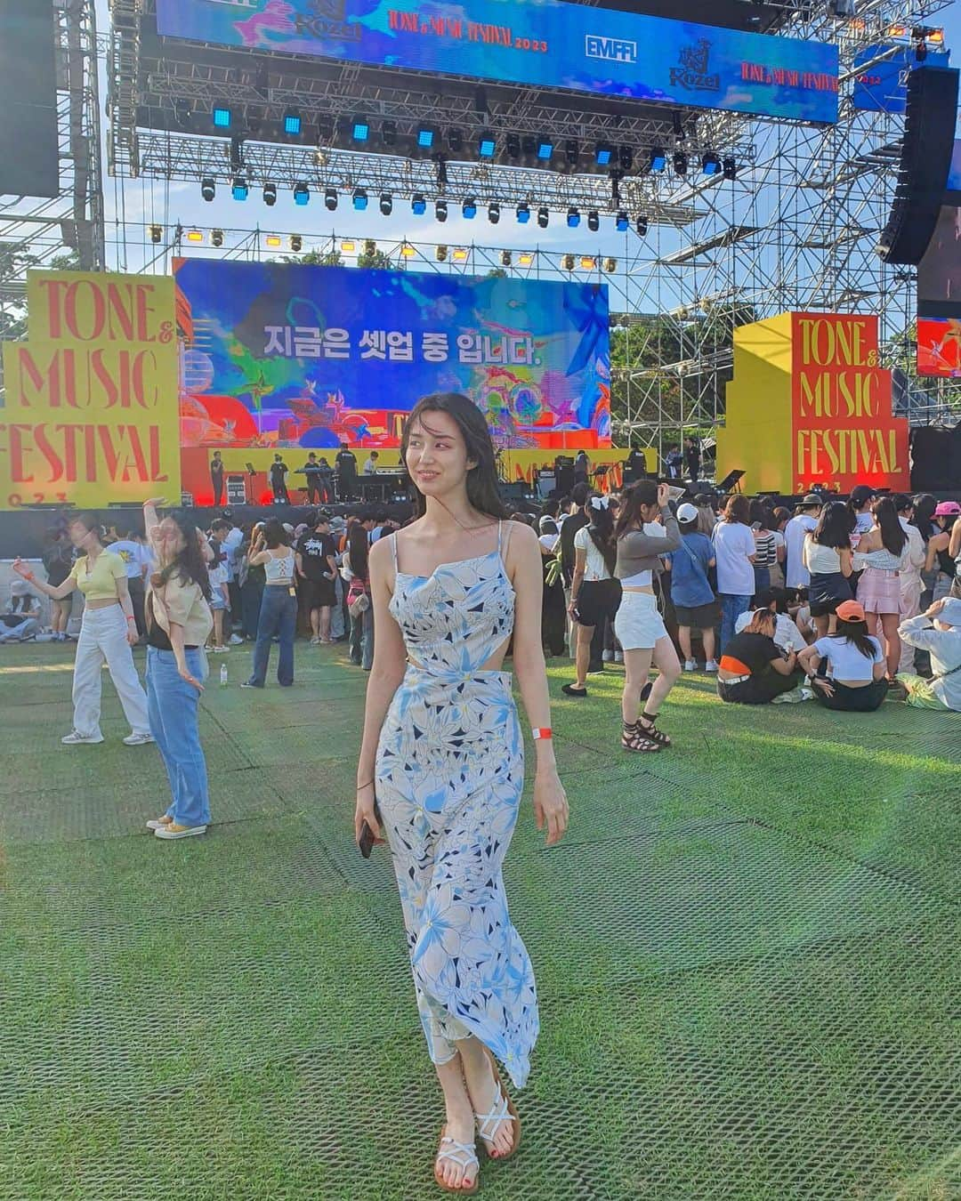 ティア のインスタグラム：「💛🌻 #tone&musicfestival #톤앤뮤직페스티벌 #latepost #선미 #바비 #페스티벌룩」