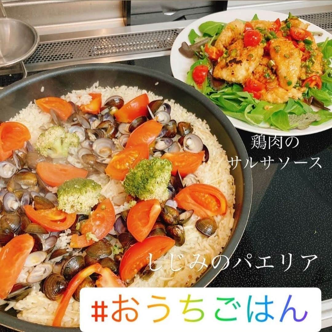 吉水翔子のインスタグラム：「しじみのパエリア🥘 美味すぎて😭🙌🙌🙌 またやりたい💕  フライパンパエリア簡単にできるんだと驚き🍳  チキンのサルサ風は 先日も紹介した #oisix のミールキットです😉楽ちん簡単✨  #oisixでおうちごはん   ちなみに、この間の投稿見た母からoisixどうなの？と聞かれたので 価格をば！！  オイシックスのお試しセット あれだけ入って価格は1980円でした！！ お得すぎて二度見したよ🉐🫢  ちなみによく見るYoutuberさんが宣伝してて それの影響で頼んでみたよ😉♡  #パエリア #しじみ #しじみパエリア  #おうちごはん  #チキン #サルサ」