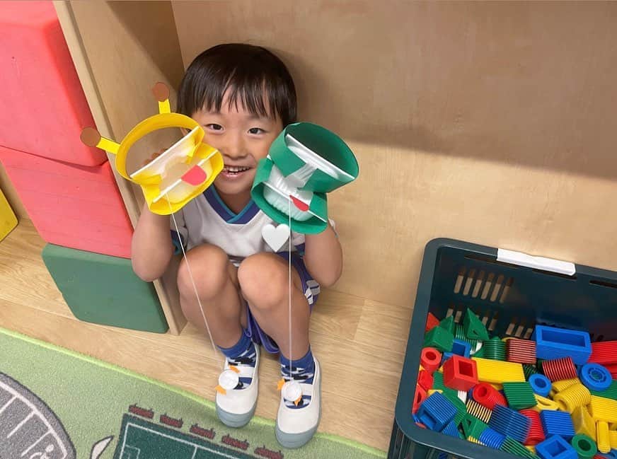 のインスタグラム：「★ 今日は、父の日参観でした👨🏻🫶🏻🏫🌈✨  パパは仕事で来れなかったけど、親子で製作したり、お友達と いっぱい遊んだりして とっても楽しそうでした☺️❣ 　　 お外遊びの時間は… 暑すぎて ヤバかった〜🫠🔥」