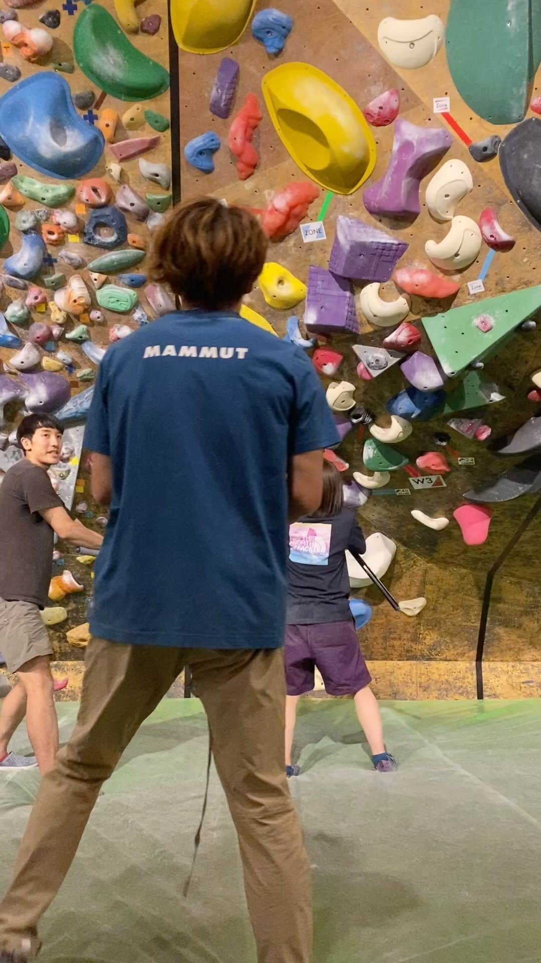 のインスタグラム：「. @bloc_bouldering_local_circuit /今年から復活の大会 関係者からのお誘い【指令😁】で参加を決めた初のBloc💫 決勝はベルトコンベア4分3課題。 最終課題、オンサイトしての全完優勝🏆強傾斜で体力的に一撃しないとキツイ展開になると思っていたので嬉しい✅ 予選は全ての課題がOver20,30と同じでびっくりしましたが逆に、他のクラスでの予選順位もわかるので参考になりました。 【Over20だとしたら3位通過】決勝の課題は見ていても、やっぱり20代で激しかったし、自分がトライするとしたら怖すぎる動きの課題もありました！やっぱり怪我のリスクを受け入れられないOver40ですね😅 とりあえず怪我なく終われて良かったです。  身近なフィッシュスタッフや、幸紀ちゃんや、亜弥など自分の生徒からも応援される📣緊張感！特別な感じのゾクゾク感もスパイスになって、より楽しい時間になりました。 2戦目ロックランズは鹿児島でレッスンなので、参加できませんが、また機会が合えば出てみようと思います。  @bouldering_kids_  ツアーを一緒に回ってるノブに次回はバトンを渡します！ @nagatanobuyuki 👋 . . . @raffinee_orientalbio  @a_climbing_jp  @mammut_japan  @camp1889outdoor  #bouldering  #enjoy  #challenge  #bouldering_videos_of_instagram  #第1戦目  #優勝」