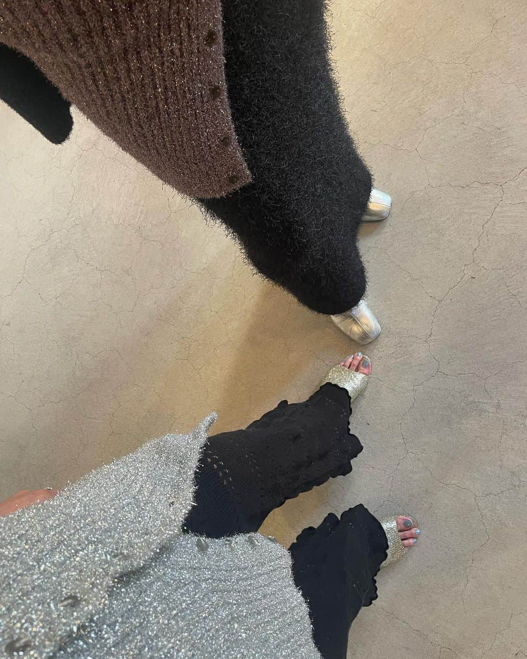 のインスタグラム：「@mediam_style の展示会で まりちゃんとリンクコーデ🥰💠 ・ クロシェニットパンツは昔のmediamのもの。マリアムのシルバーサンダルに合わせ行ったら、大好きなメタリックが新作にも❤︎ ・ 今年は銀糸のニットや メタリックアイテムが多くて嬉しい。 ・ パンツにレイヤードしたり、ビスチェニしたり、万能でいて可愛い~💕 ・ ・ ・ ・ #展示会 #kotd #fashion #ootd #outfitoftheday  #夏服 #木下ココ」
