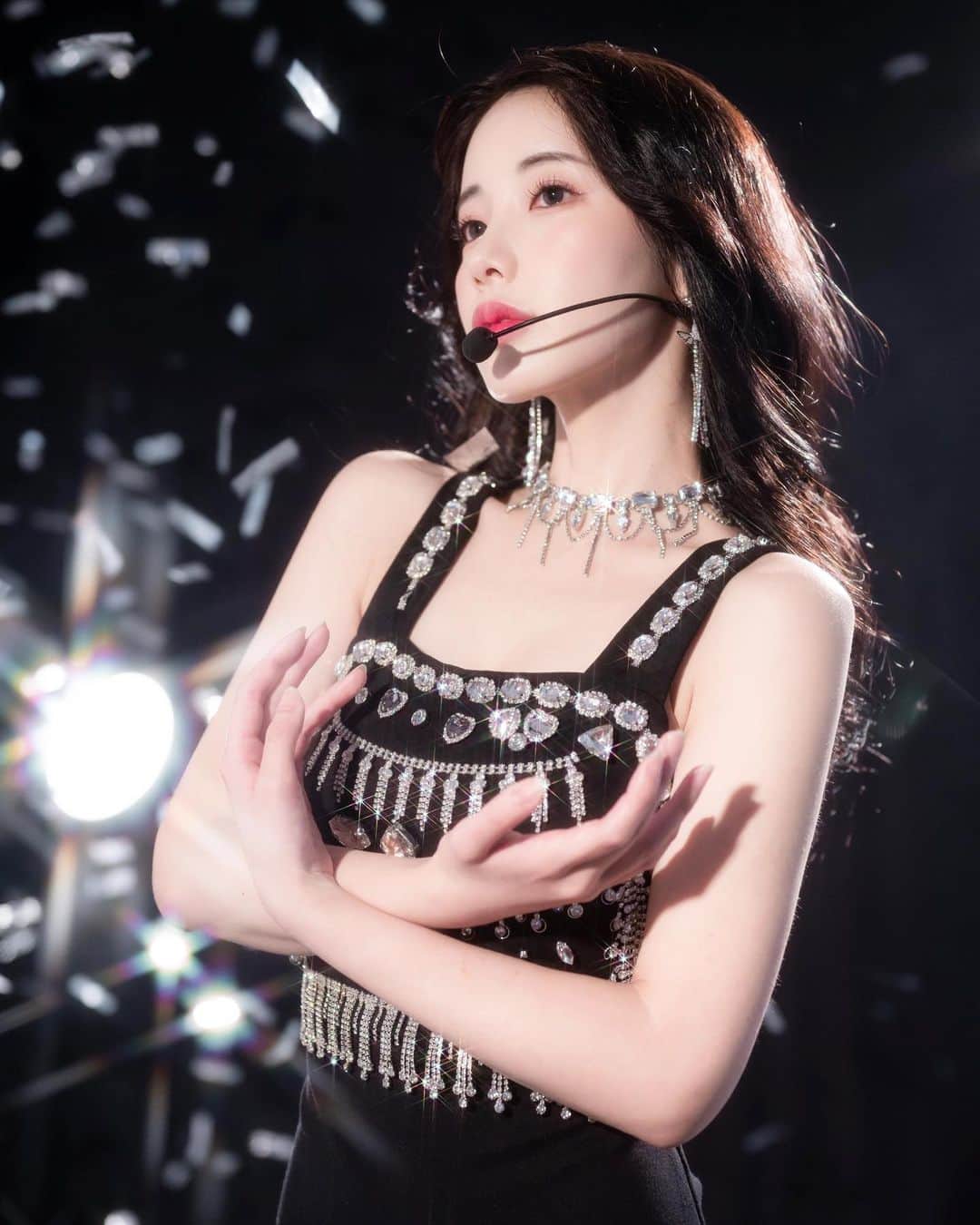 えみ姉のインスタグラム：「ㅤ ㅤ私のモチベ"カリナになりたい"の夢を抱いて 韓国でアイドル体験してきた🇰🇷🙄笑 ㅤ ポーズエグくて次の日全身筋肉痛、、、、笑笑 ㅤ ㅤ アイドルってすごい。きちい ㅤ ㅤ今日のYouTubeみてねんっ ㅤ ㅤ ㅤ  #韓国旅行 #ソウル旅行 #韓国 #アイドル #アイドル体験 #アイドル写真 #韓国アイドル #ダイエット #美容 #韓国ファッション #黒髪 #骨格ストレート #ブルベ冬 #黒髪ロング #ロングヘア」