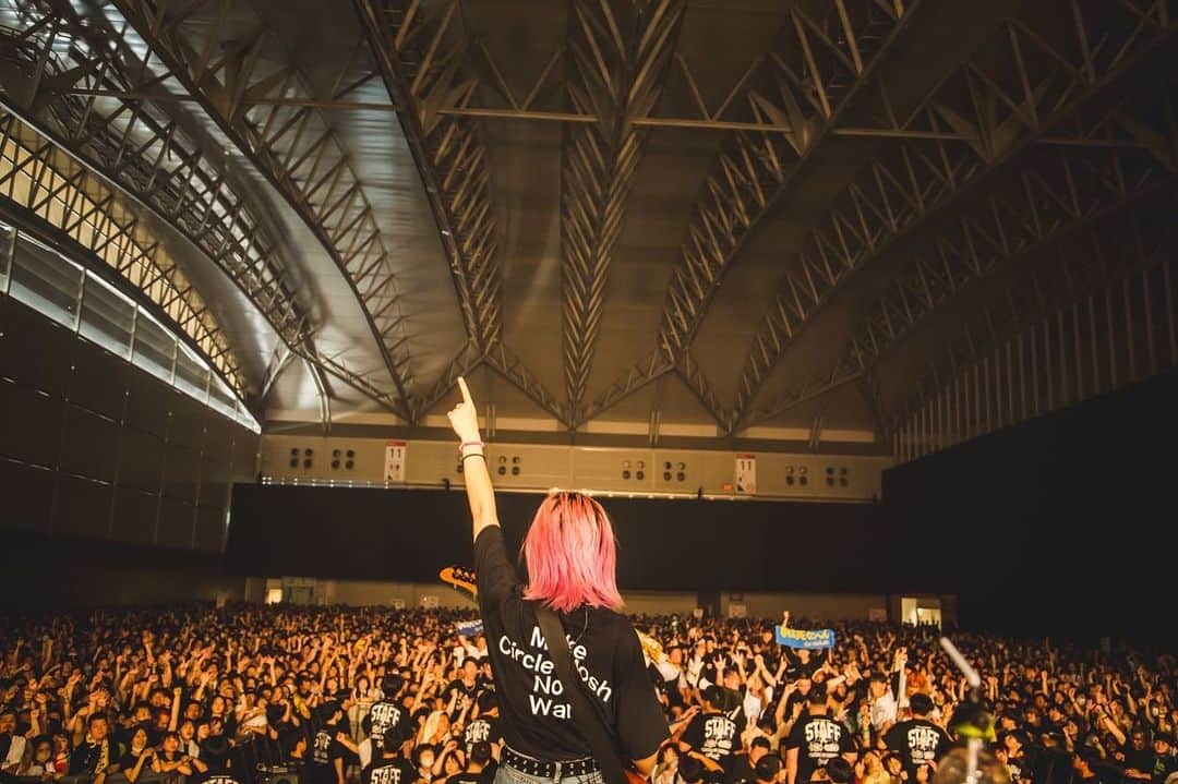 あやぺたのインスタグラム：「SATANIC CARNIVAL 2023   2023年6月17日(土) 幕張メッセ国際展示場  photo by @naoto_iwabuchi_   みんなの熱量にテンションあがってまじで最高やった サタニックまじでみんな良いライブすぎて気持ちがたくさんもってかれた 今日サタニックでライブできたこと心から誇りに思います 本当にありがとう 続けていくし繋いでいく  あしたからツアーがはじまるんだぜい！」