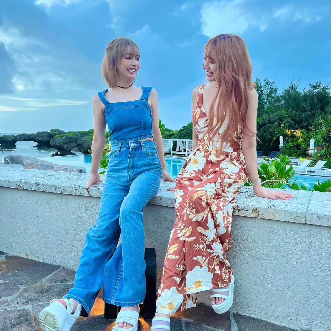 桜井莉菜さんのインスタグラム写真 - (桜井莉菜Instagram)「あー 沖縄楽しかったなぁ🌴 やっぱり旅行って本当ストレス発散になるよね👯‍♀️ お家に居ると毎日ずーっと永遠にやってるゲームも、旅行中は一度も開かないしリアルを楽しんでる感じする✨ 今日はここに行って、その後あそこでご飯食べて、いっぱい笑って疲れ果てて明日の予定を楽しみに寝て、次の日朝からまた行動✨ 毎日不規則な生活してる私には早起きとか辛いけど次の日の楽しみな予定の為なら パッて起きれる🥰 相変わらず飛行機は苦手だけど、国内旅行なら毎月したいなぁって思う✈️ 今回も空港でポーチの中のピンセット止められて、みんな待ってるのに、もう一度荷物の前のとこ戻ってピンセットだけ別にでっかい箱に入れて通り直すか、捨てるかって言われて渋々戻ってミスドの箱くらいの大きさの箱に小さいピンセットだけ入れられて通り直し🥲 だから飛行機って面倒臭くて嫌い🥶 でもまぁ厳しいのは事件に繋がらない為の予防で有難い事だから仕方ないけどね🫣 今度からピンセットだけトランクに入れるの忘れないようにしないとな🙅‍♀️ 飛行機の中でメイクするから無いと結構困るけど仕方ないね🥸 この【 @riina_couture 】のオールインワンお腹のところがちょっとだけ開いてて激カワ❤️ あ、今月は22.23.24日大阪です👯‍♀️ みんな遊びに来てね😊 【 @ageha.kitashinchi 】  #沖縄#旅行#オールインワン#オールインワンコーデ#ootd#code#codenate」6月17日 13時37分 - rina__sakurai