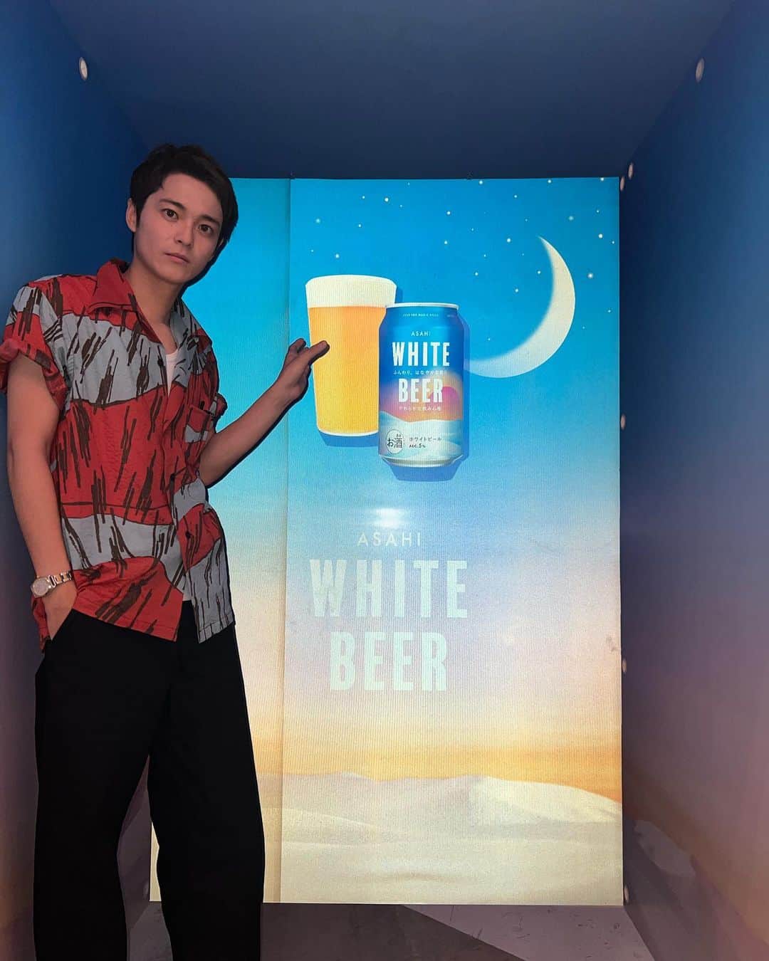Ryosuke Miyake 三宅亮輔のインスタグラム：「キービジュアルに出演している『アサヒホワイトビール』のイベントに参加してきましたよ。   会場でSNSに写真を投稿すると、超素敵なステッカーがもらえます。   マジックアワーの疑似体験。   みんなも楽しんできてください👌   たった今、めっっちゃ楽しんできました。 写真ブースのモニターに注目👀   日時：6/17（土）・6/18（日）13:00-20:00 場所：MIYASHITA PARK South2F 吹き抜け広場   #エモい出シェアスポット  #日々のエモい出  #アサヒホワイトビール  #PR」