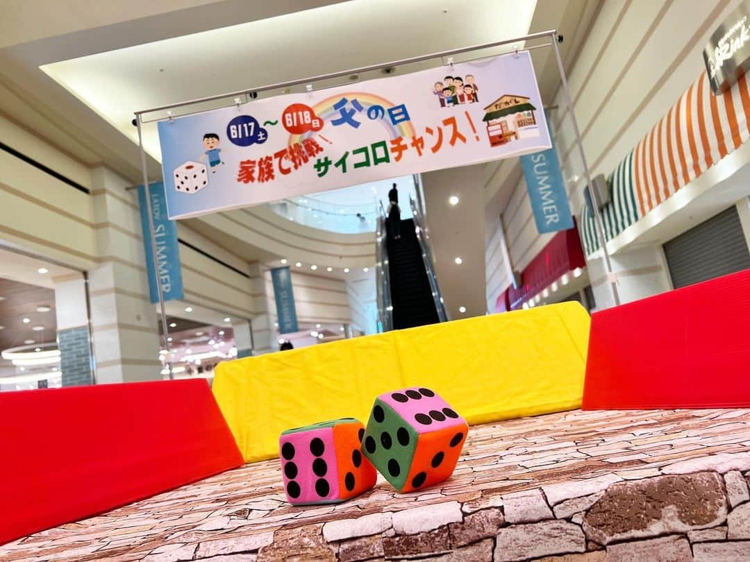 LATOV_ラトブ のインスタグラム：「👓家族で挑戦！サイコロチャンス！👔開催中‼🎩 🍩サイコロの目に応じてお菓子をゲット🍪 先着50組限定だから、なくなり次第終了です😭 家族の似顔絵展覧会も18日まで開催中！  #いわき市　#ラトブ　#latov　#父の日 #サイコロチャンス」