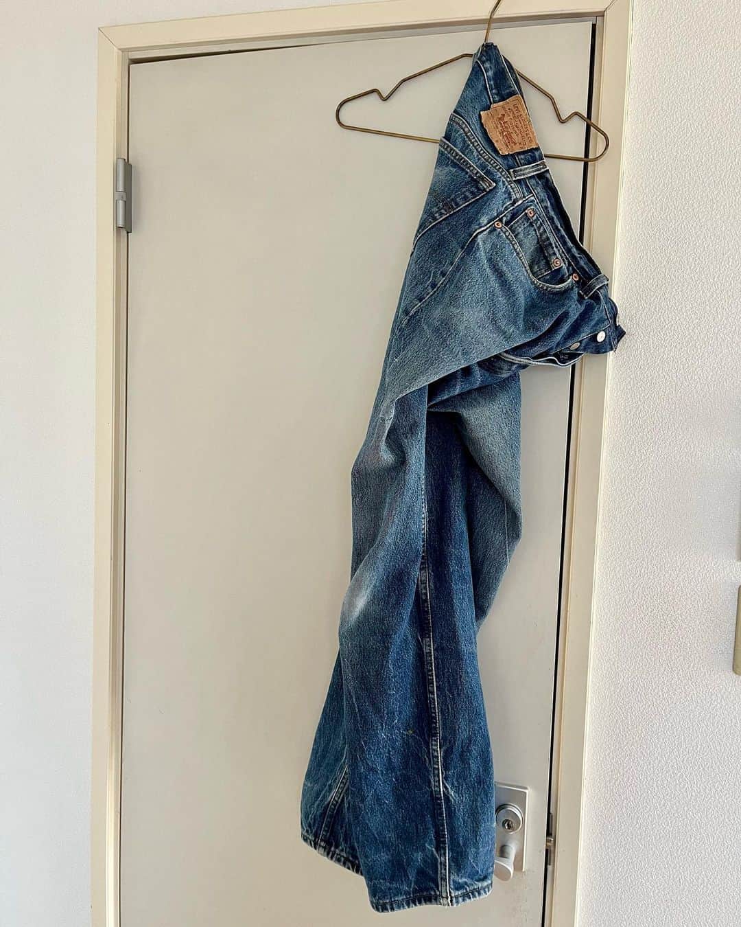高見恭子さんのインスタグラム写真 - (高見恭子Instagram)「褪せてさらに藍色の友だちは優しくあなたと共に  #jeans#bluejeans #denim#denimstyle  #vintage#vintagedenim #501 #suspenderbelts #suspender #vintagesuspender #pink」6月17日 13時44分 - takami_kyoko