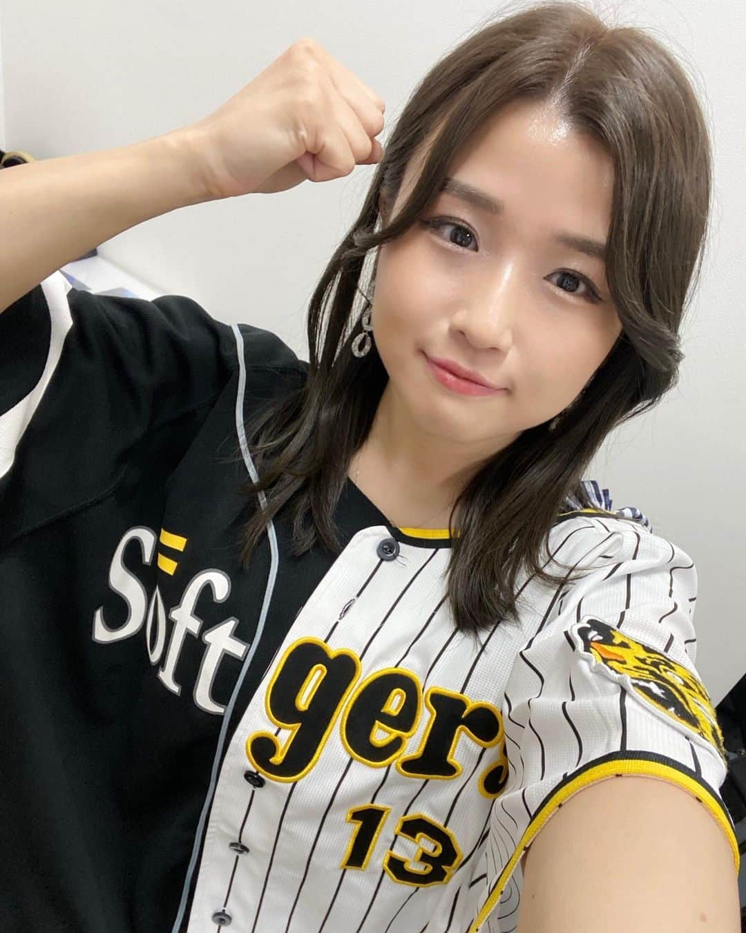 河野万里奈のインスタグラム：「？！？！！ #GAORA #ビジボ @gaora_sports   私はホークスにもタイガースにも愛があるのですが、 嘘をつかずにそこにある愛を語ることは許されますか？と聞いたら 「そんなのわかって呼んでるよ！」 とgoサインをいただきました！ GAORA首脳陣(スタッフさん)強い😭」