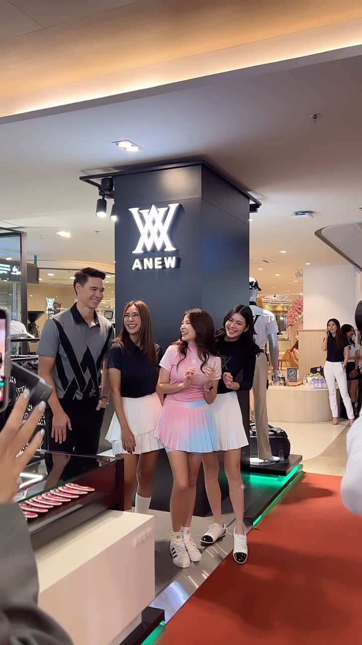 のインスタグラム：「แบรนด์ @anewgolf_th มาถึงไทยแล้วค่าาาา แบรนด์กอล์ฟสุดชิคจากเกาหลี มารันแฟชั่นวงการกอล์ฟแย้วว ตามมาชอปได้ที่ ตึกธนิยะ ชั้น G เลยค่า ⛳️💖 #anewgolfthailand  . Congrats na ka @ployjai1」